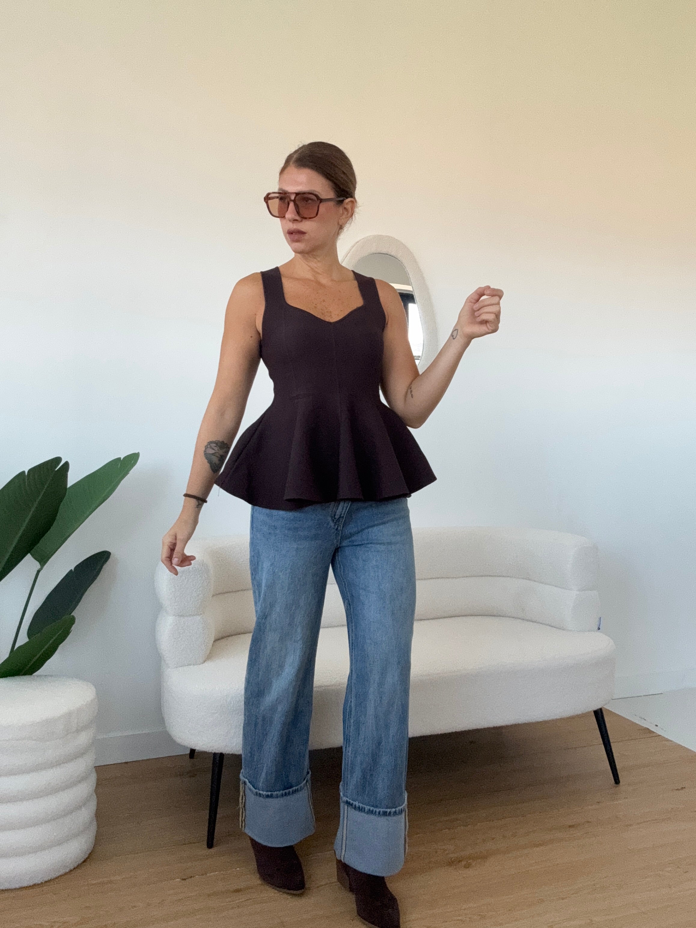 Top smanicato con balza