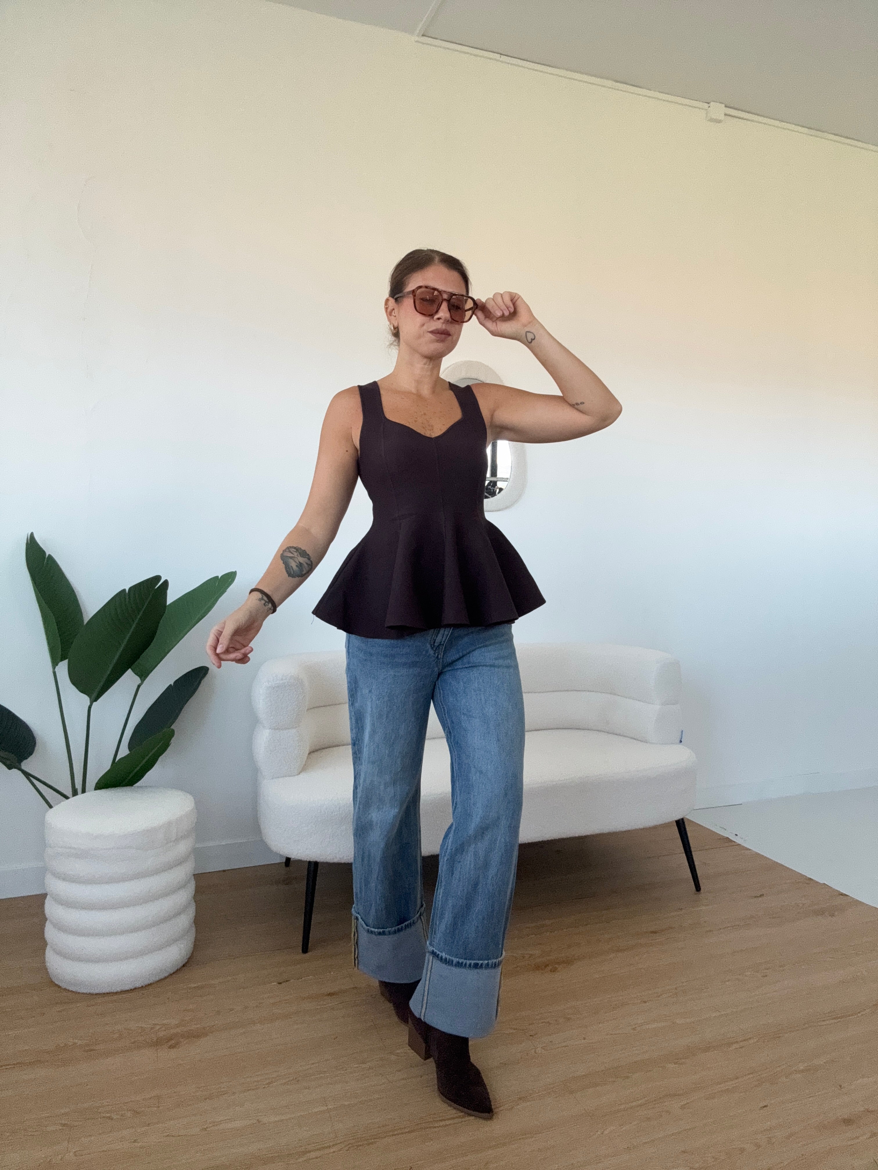 Top smanicato con balza