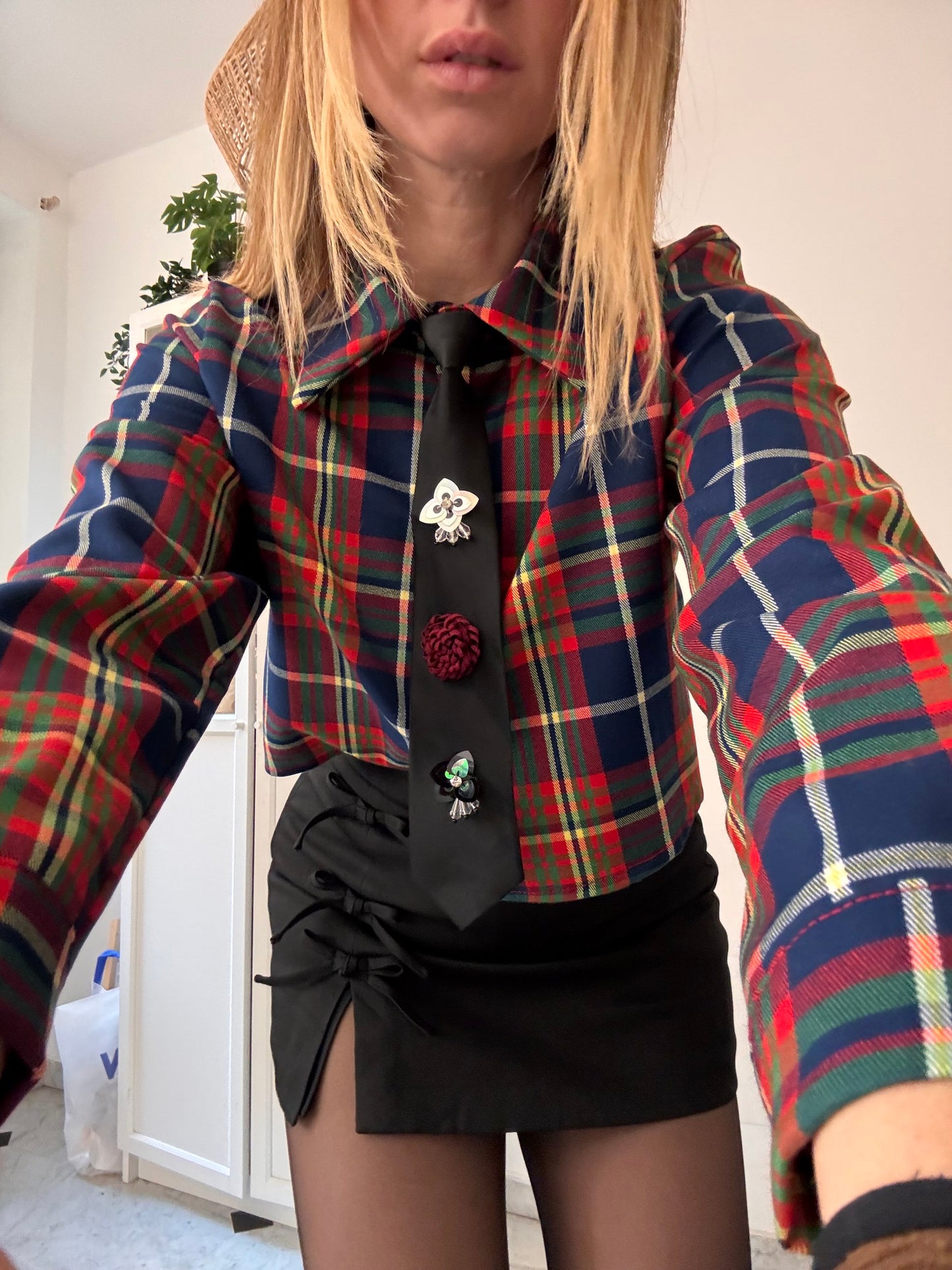 Camicia tartan crop con cravatta