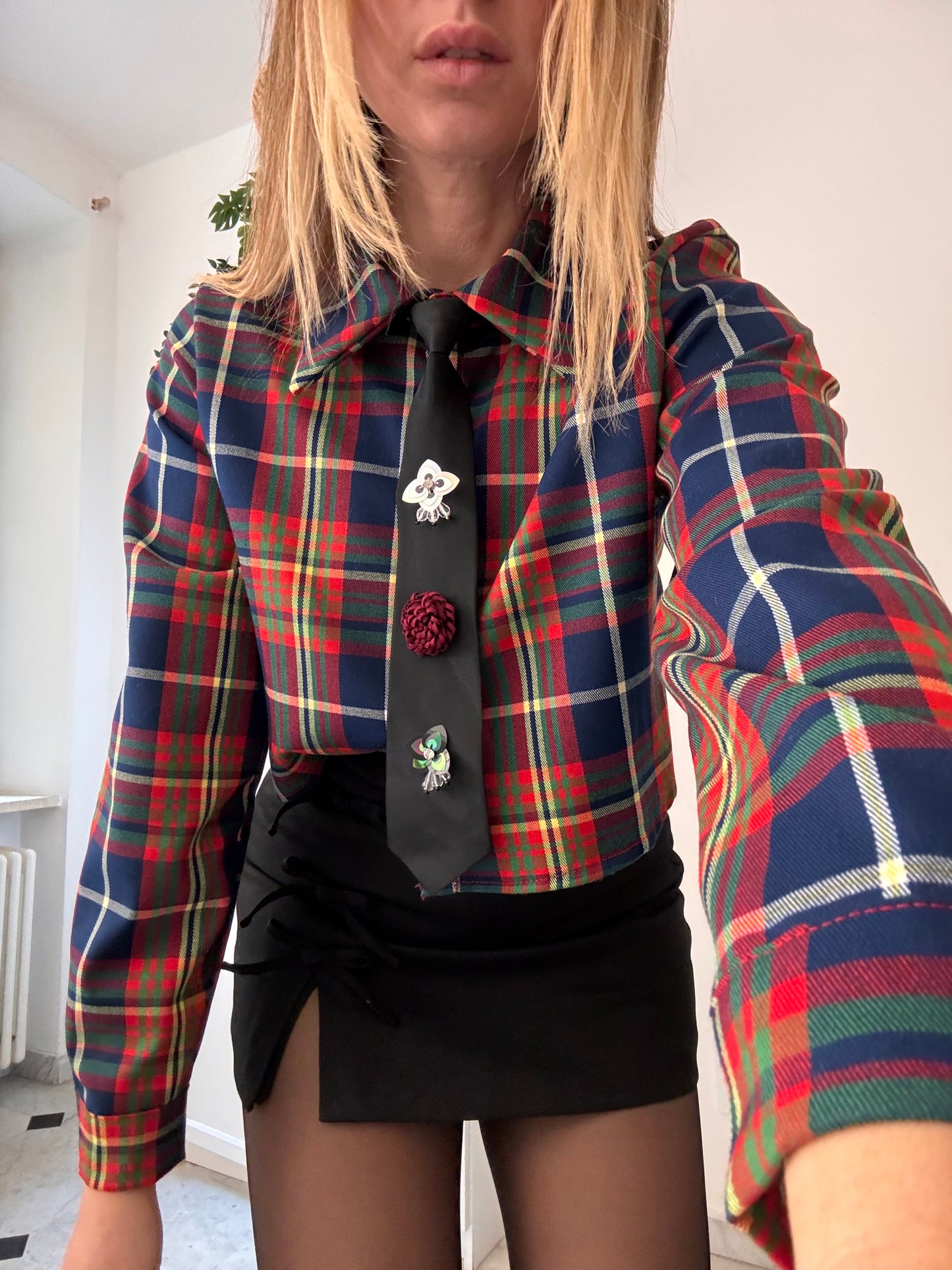 Camicia tartan crop con cravatta