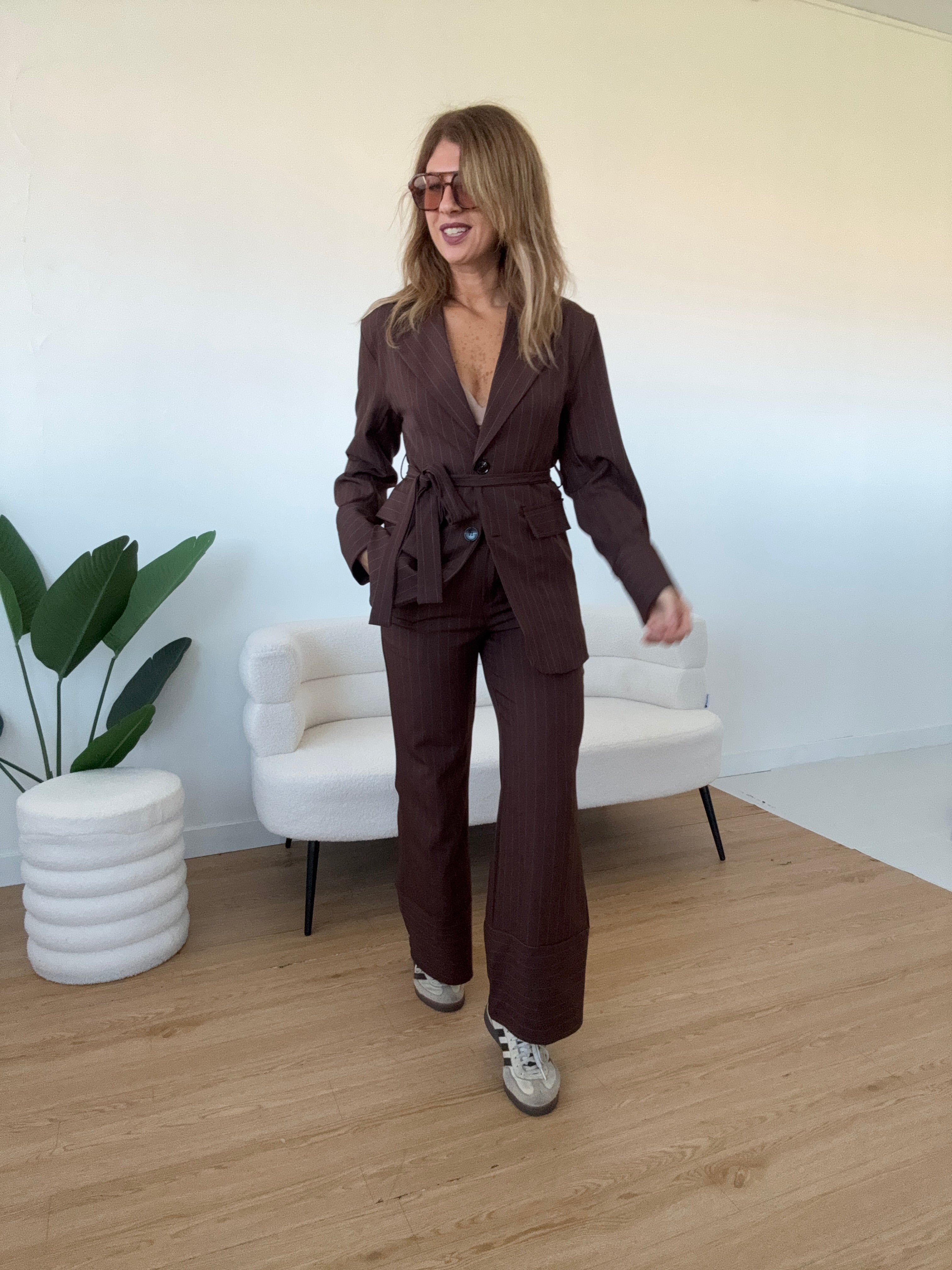 Tailleur gessato con cintura