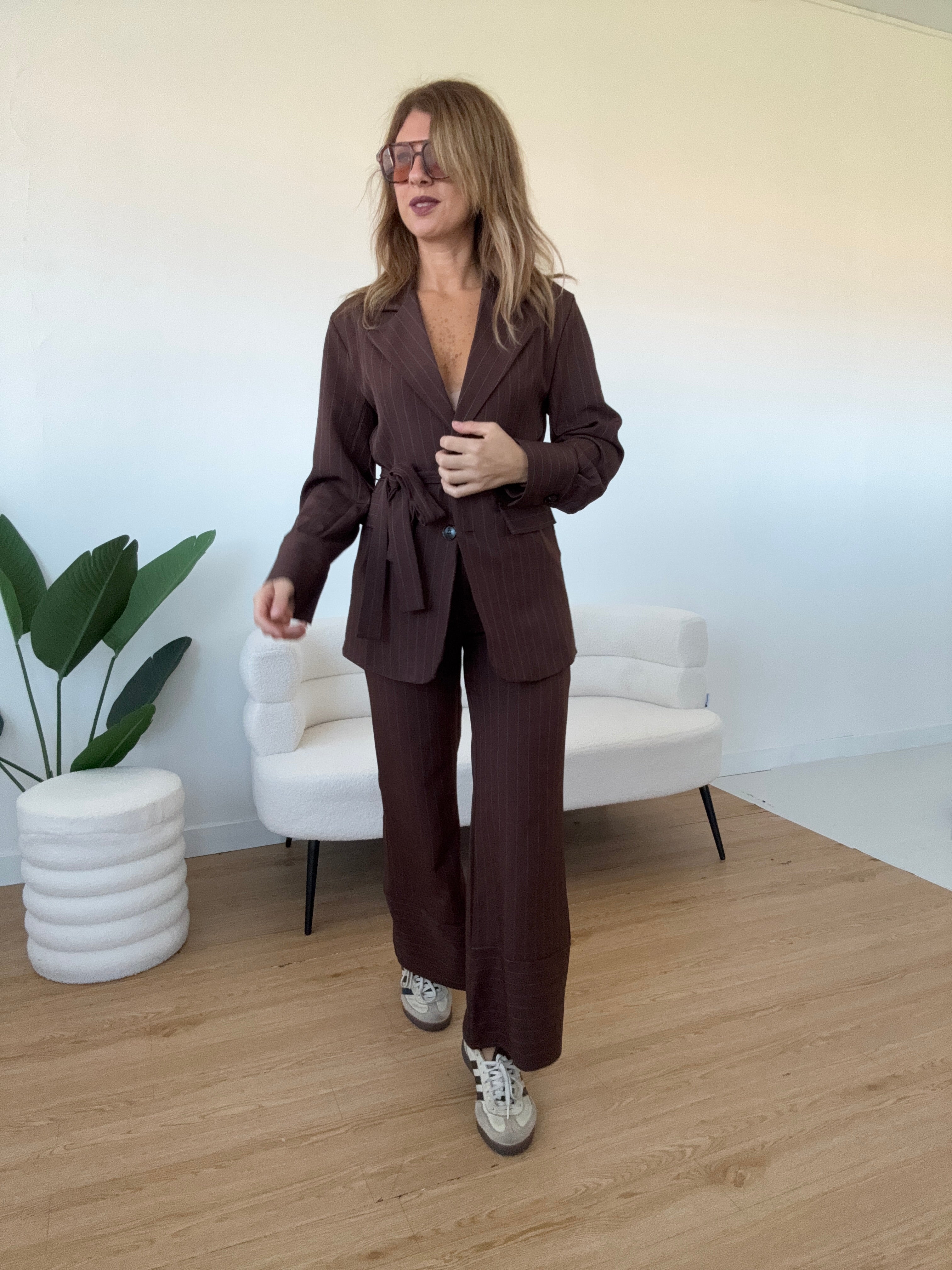 Tailleur gessato con cintura