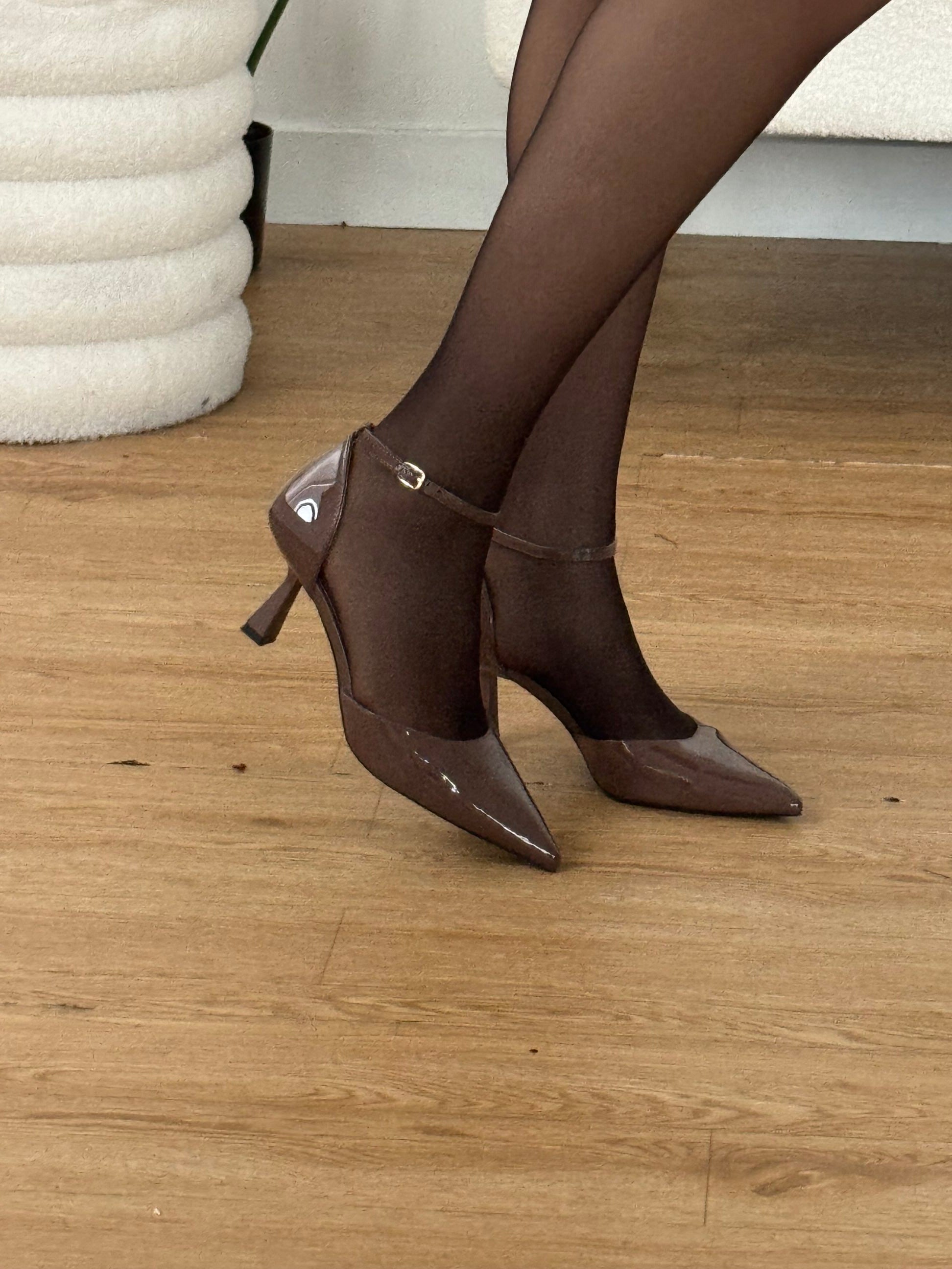 Decolletè lucido con cinturino