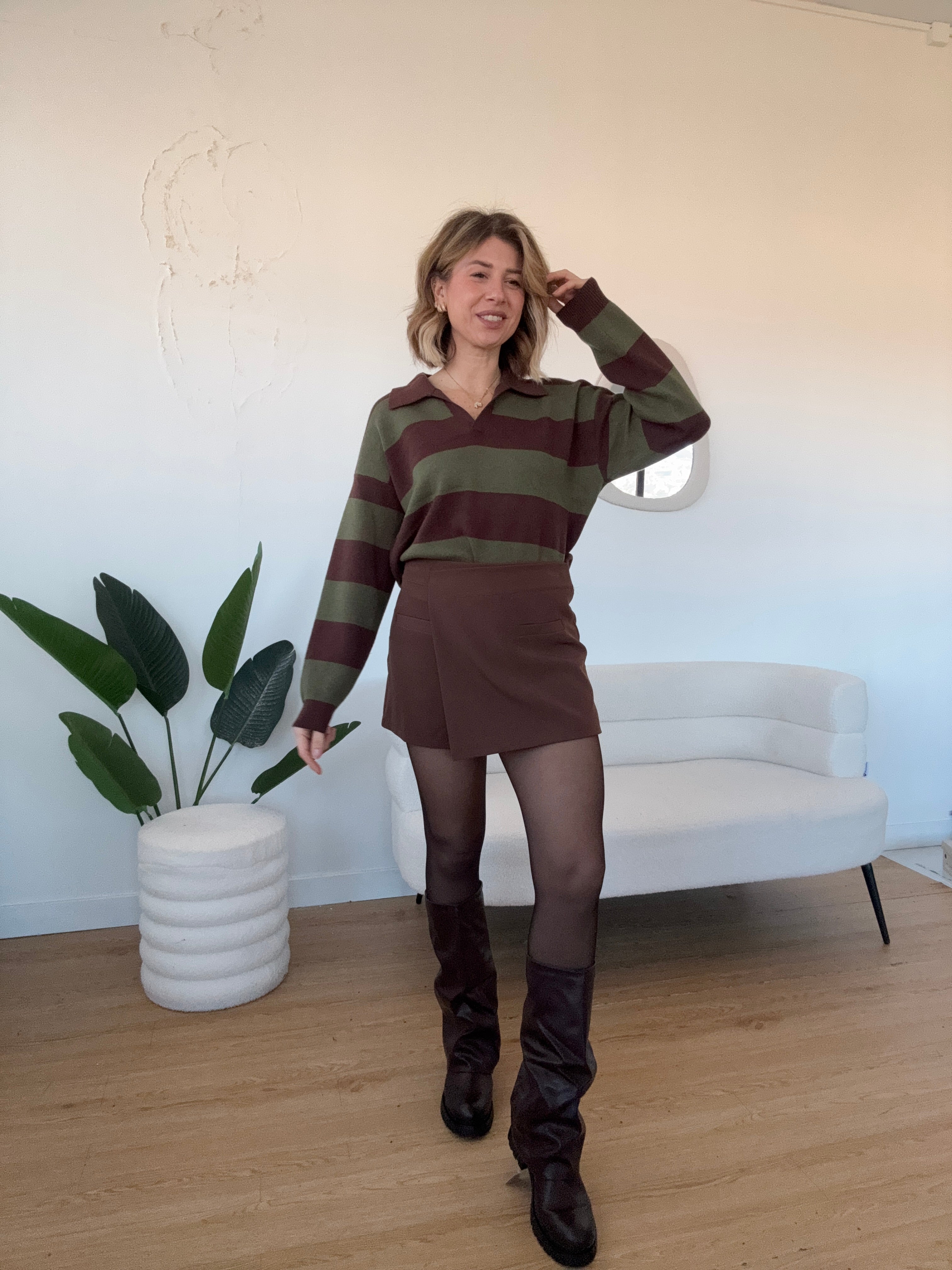 Polo scollo a V righe grandi marrone e verde