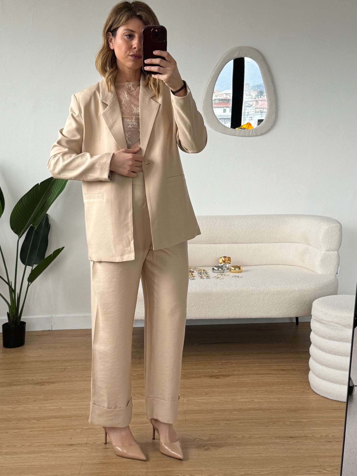 Tailleur beige pantaloni con piegone