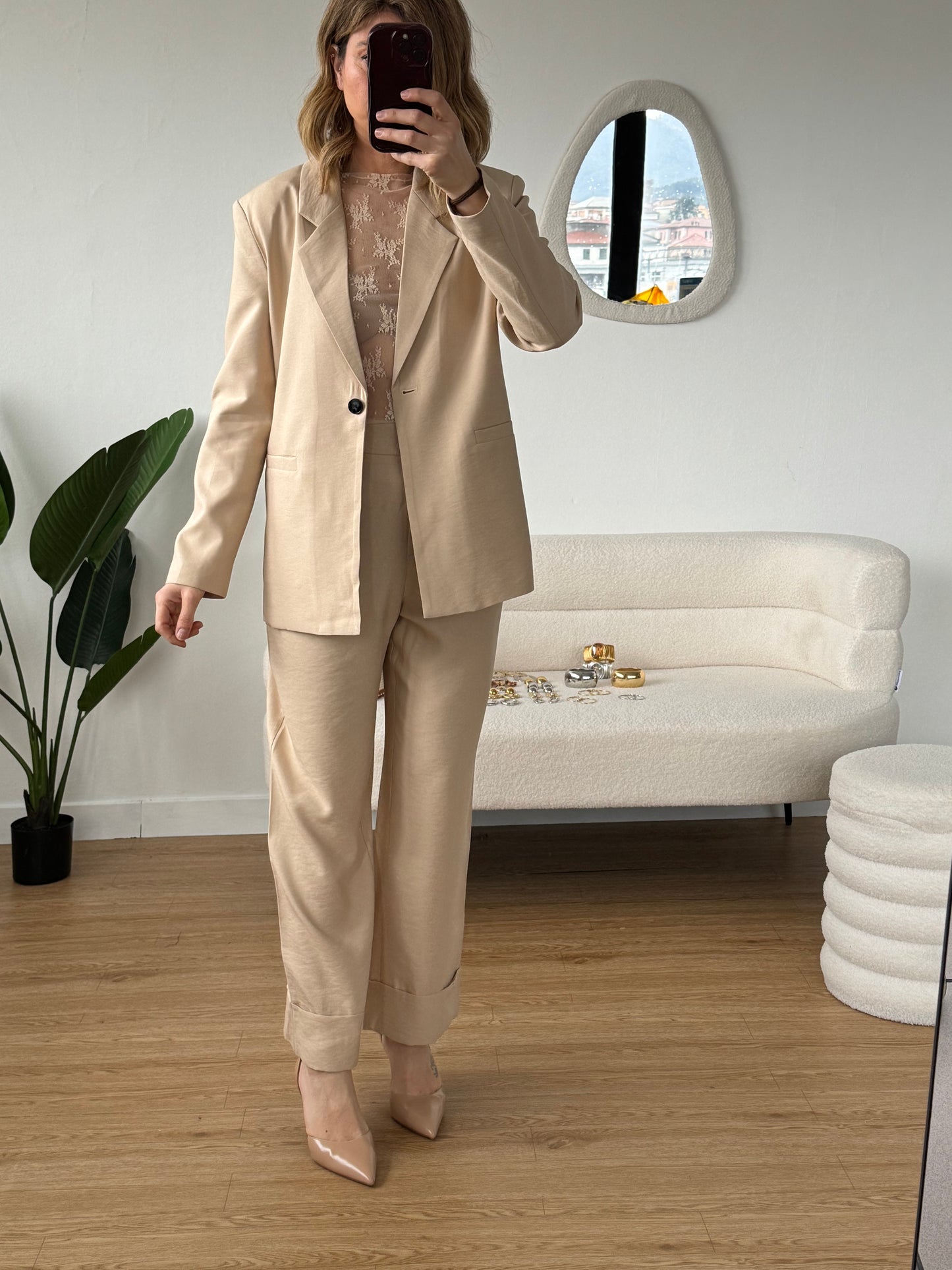 Tailleur beige pantaloni con piegone