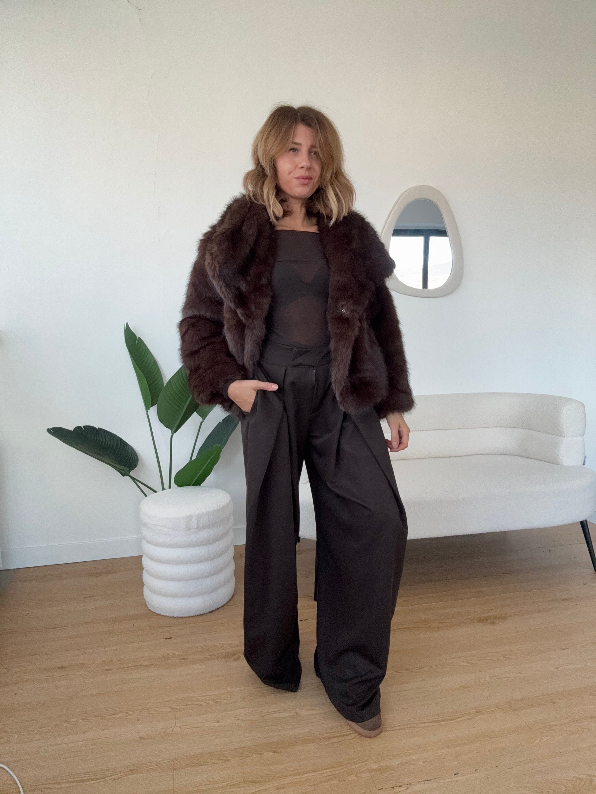 Pelliccia marrone con bottone