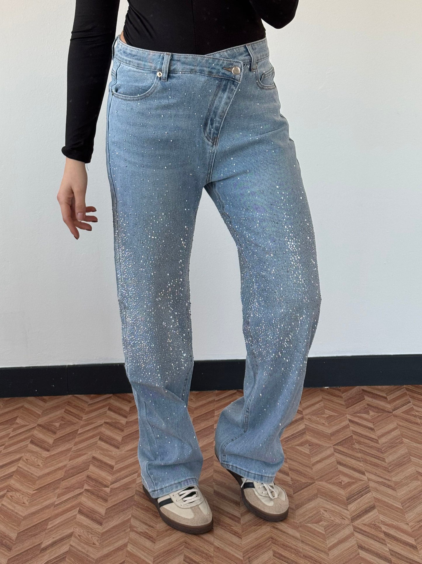 Jeans strass wide leg bottone asimmetrico vita alta