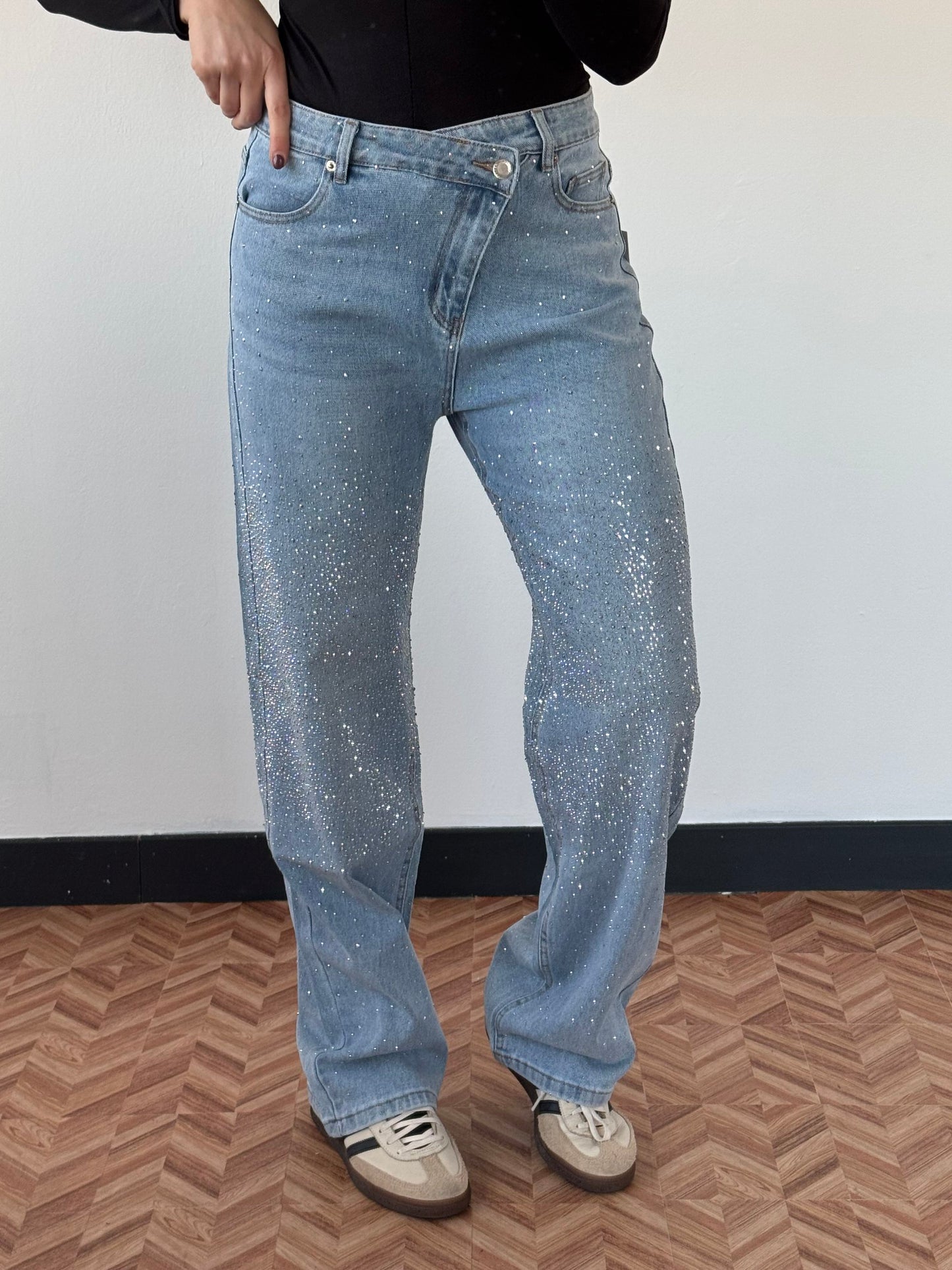 Jeans strass wide leg bottone asimmetrico vita alta