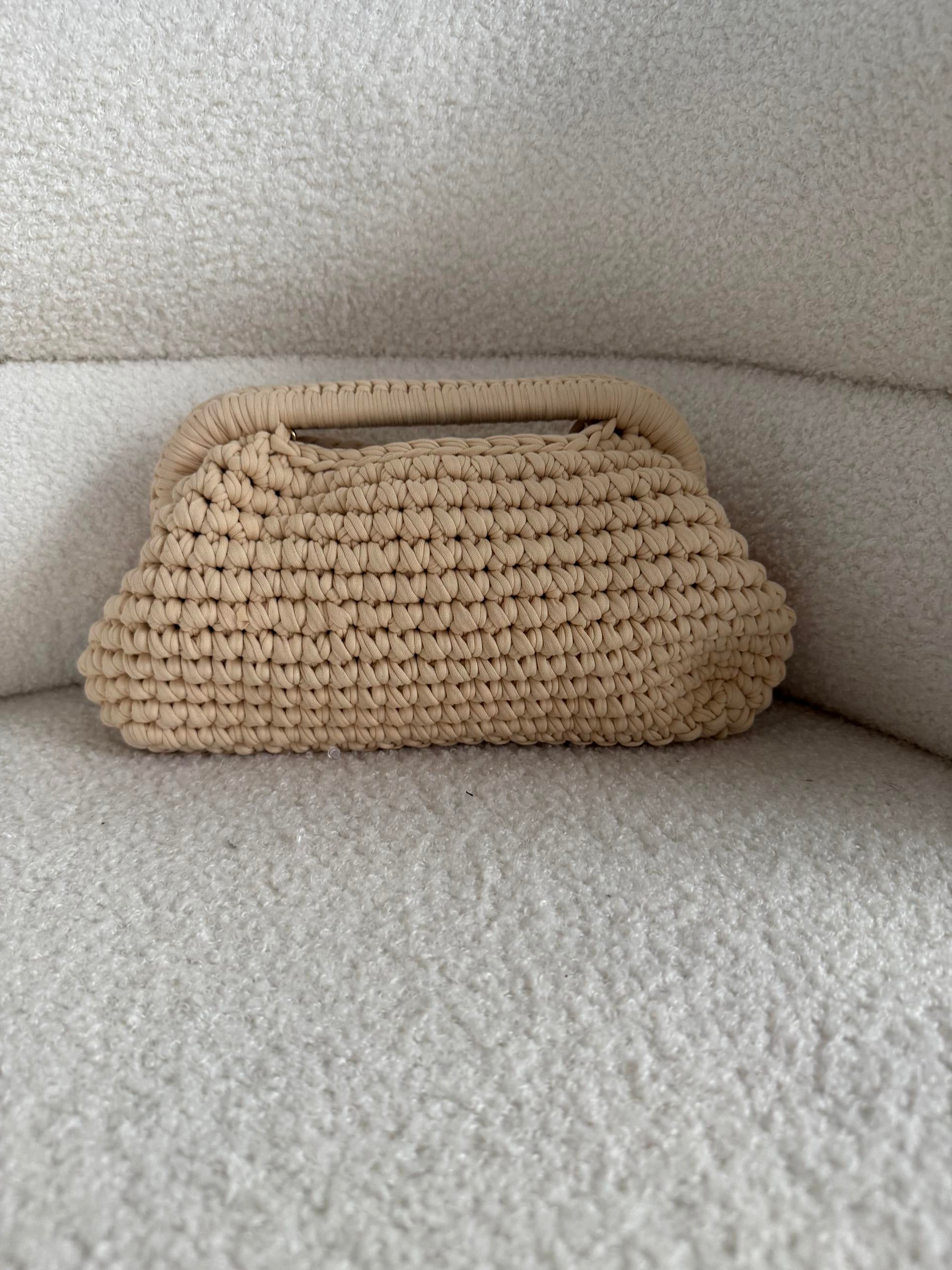 Clutch handmade filo con tracolla dorata