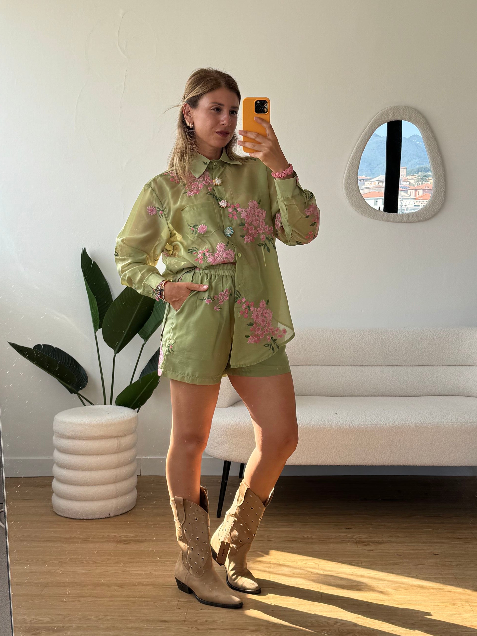 Completo shorts e camicia con applicazioni  verde
