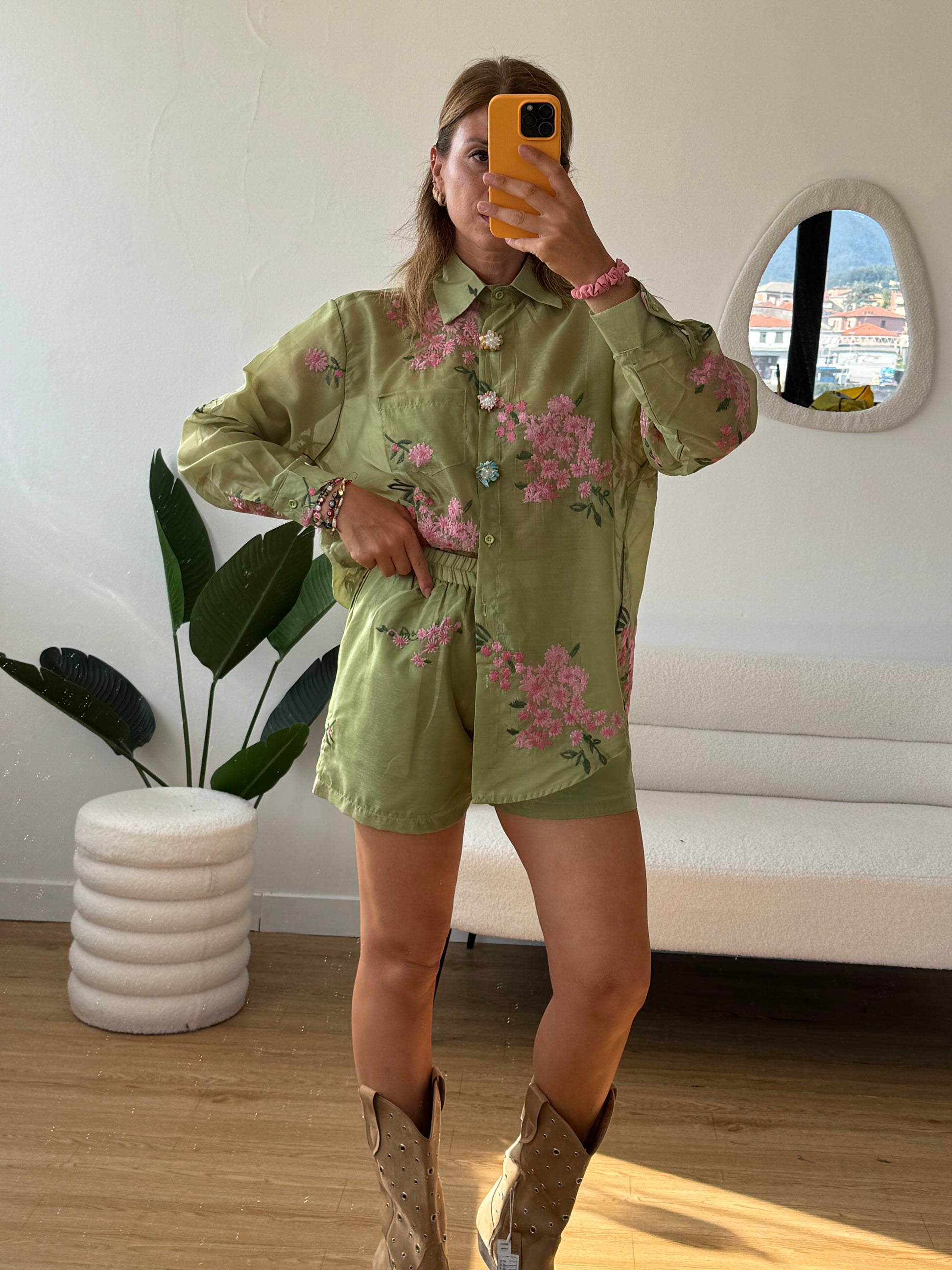 Completo shorts e camicia con applicazioni  verde
