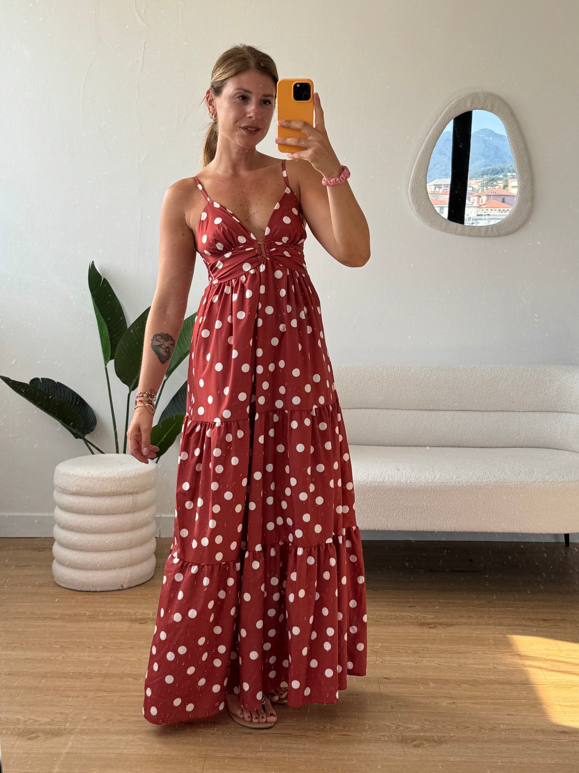 Abito lungo a pois con dettaglio scollo
