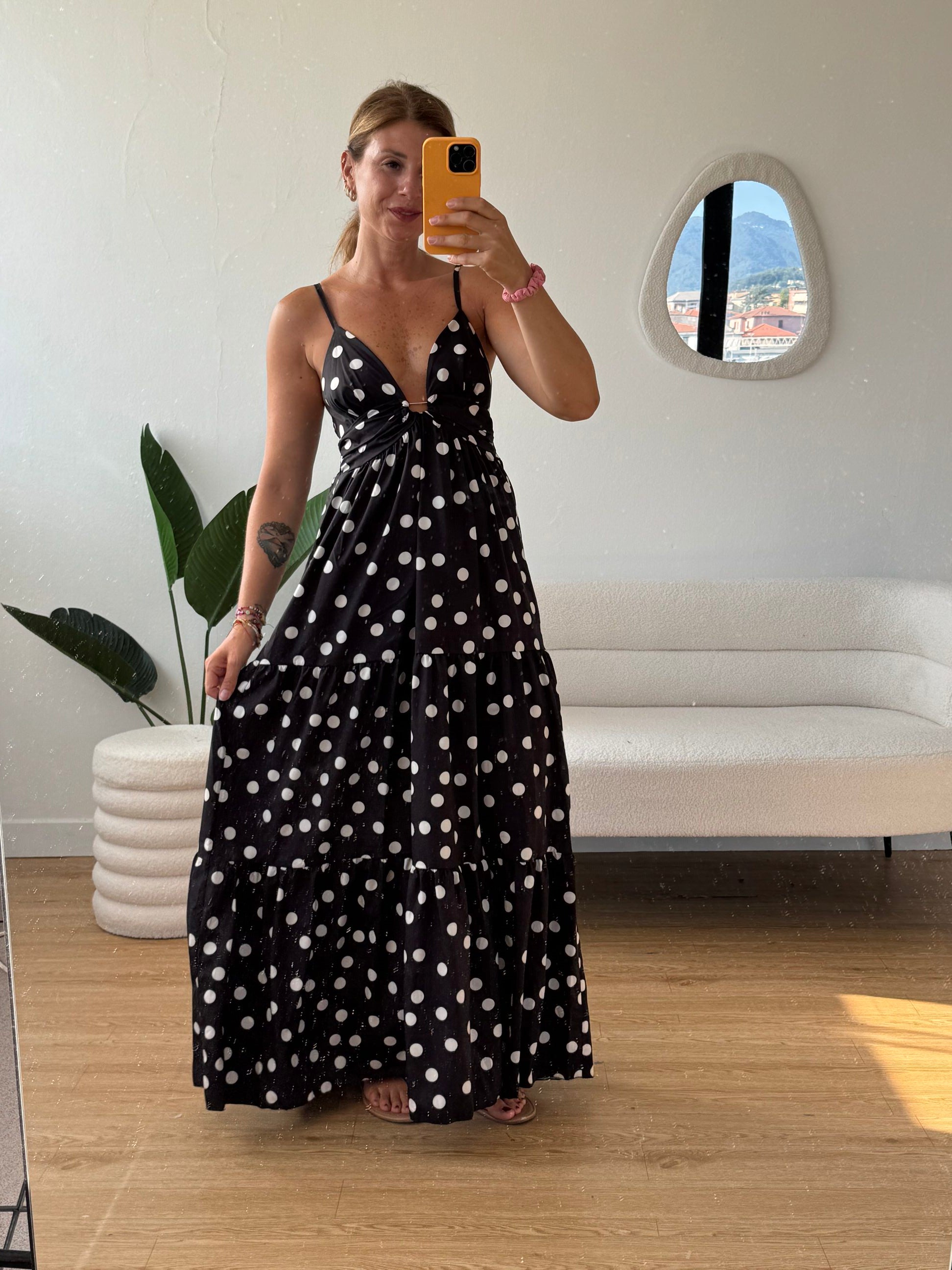 Abito lungo a pois con dettaglio scollo