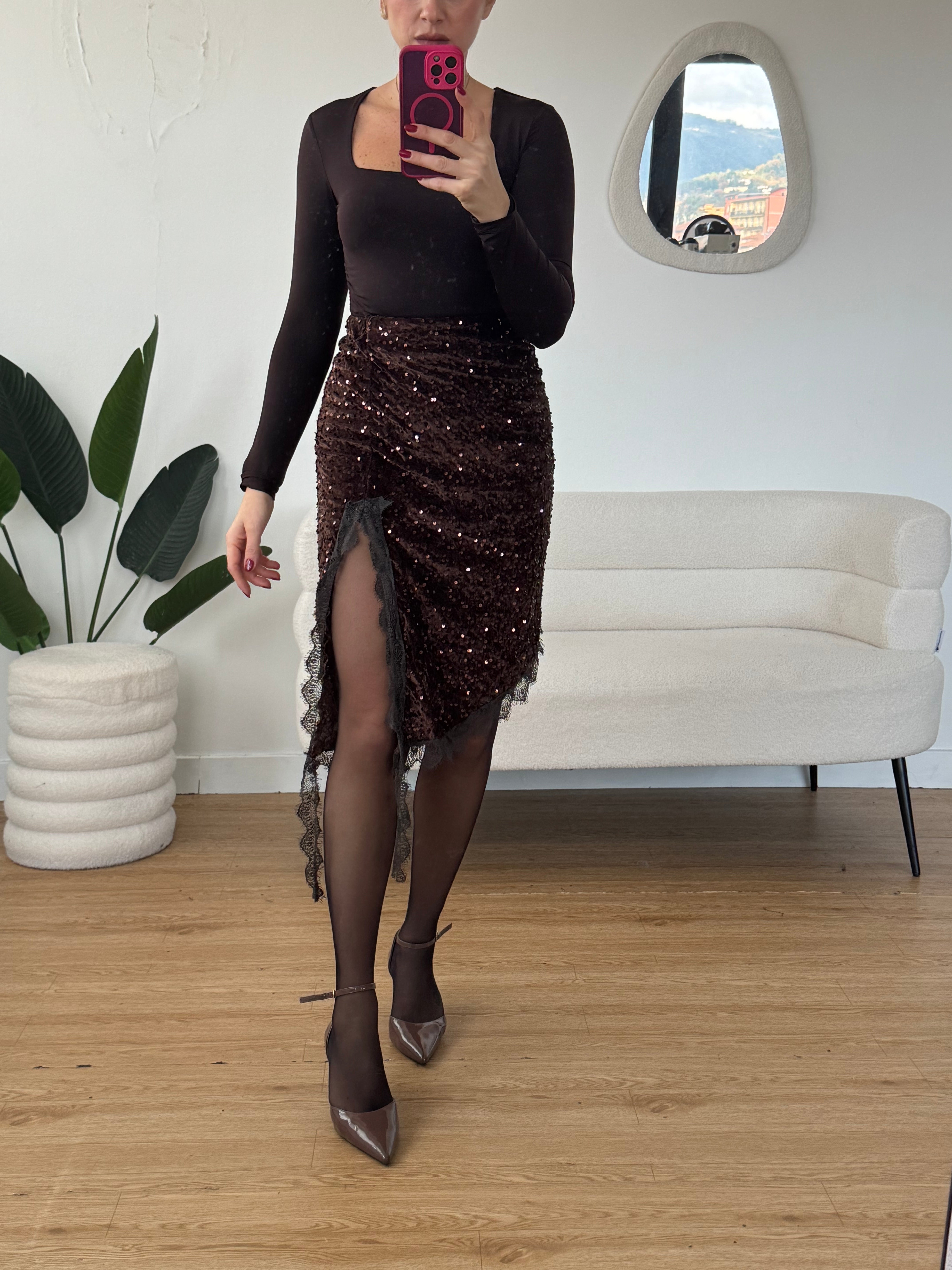 Longuette con paillettes e pizzo marrone