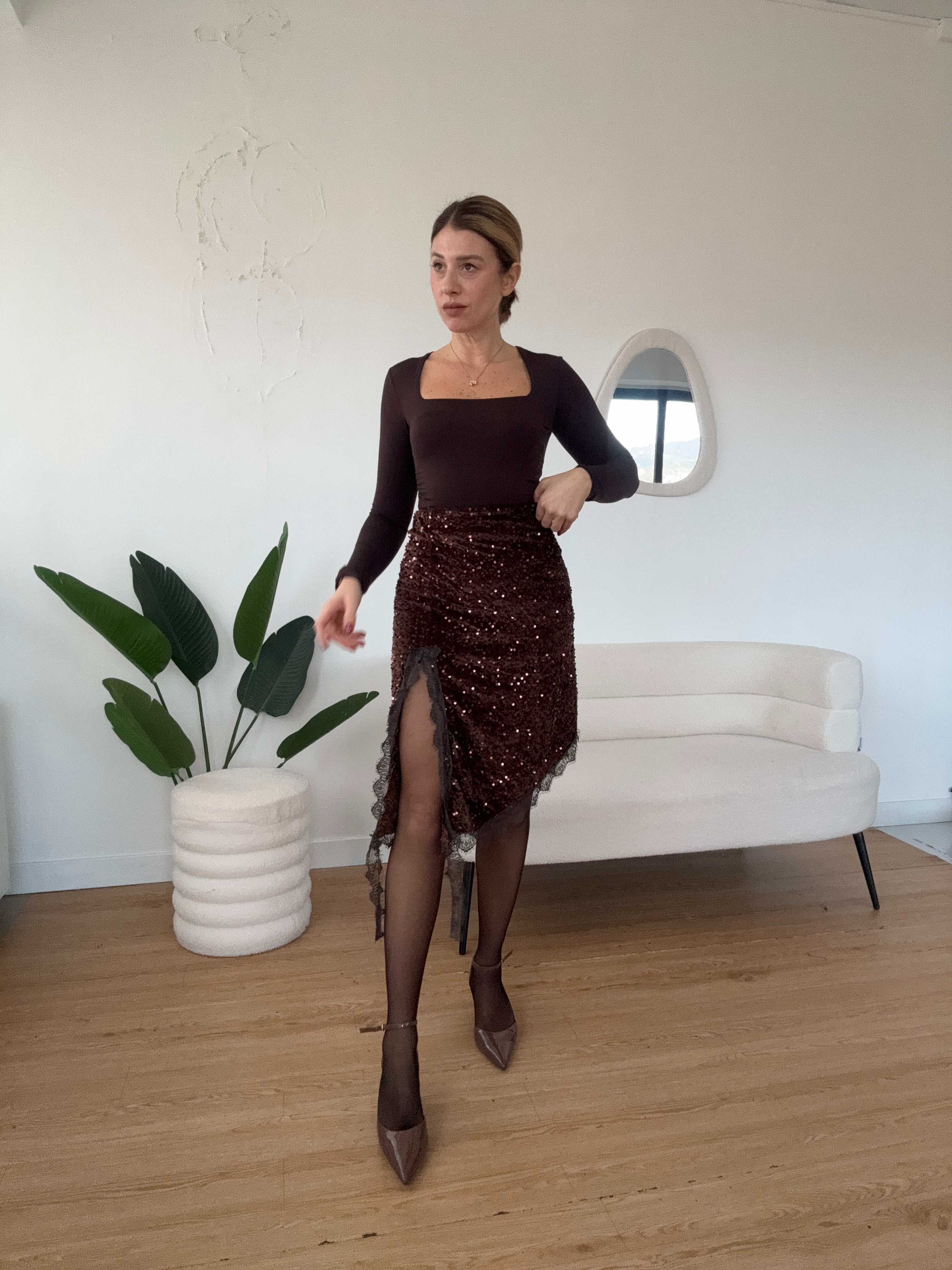 Longuette con paillettes e pizzo marrone