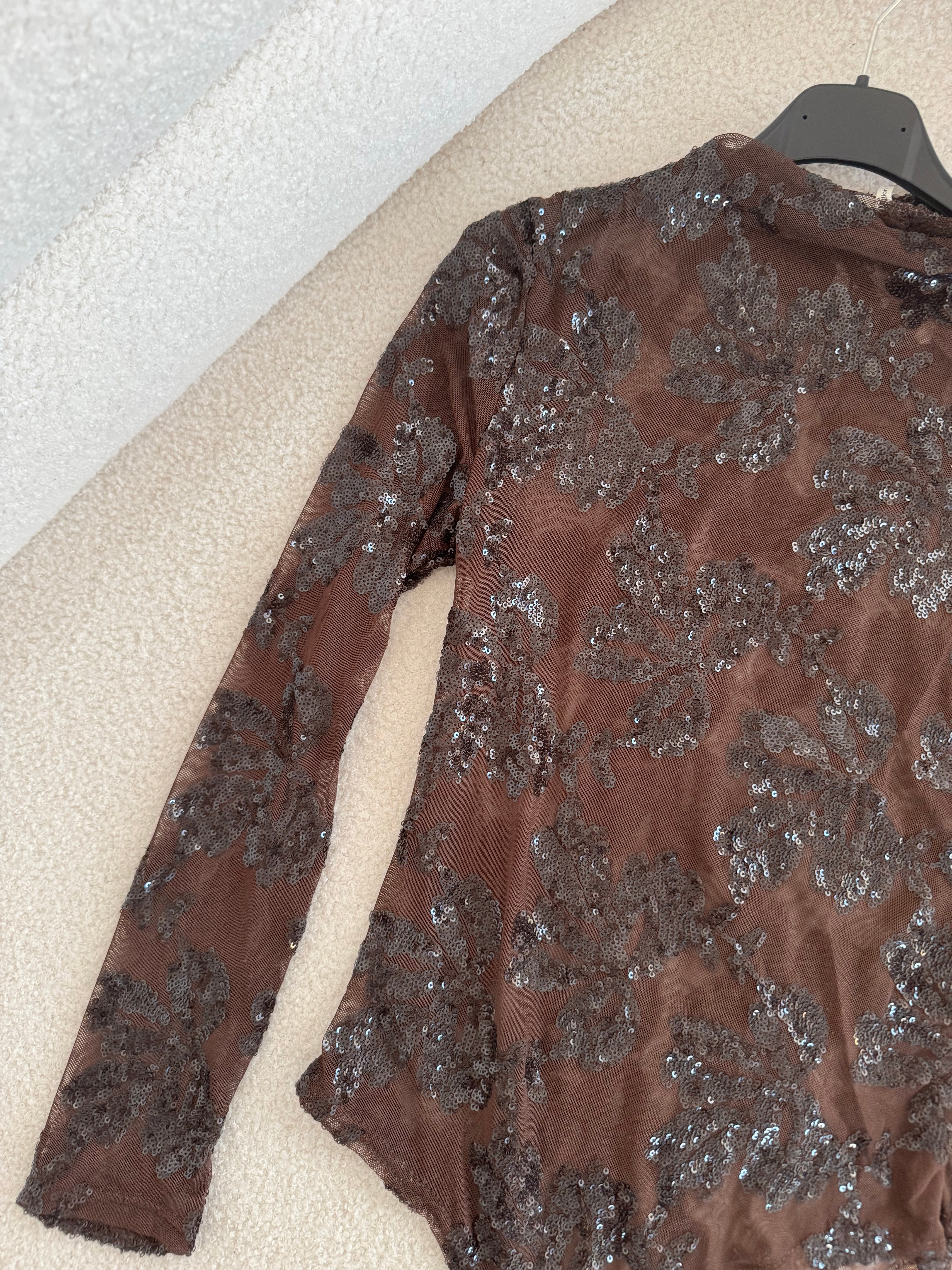 Body con fiori ricamati in paillettes