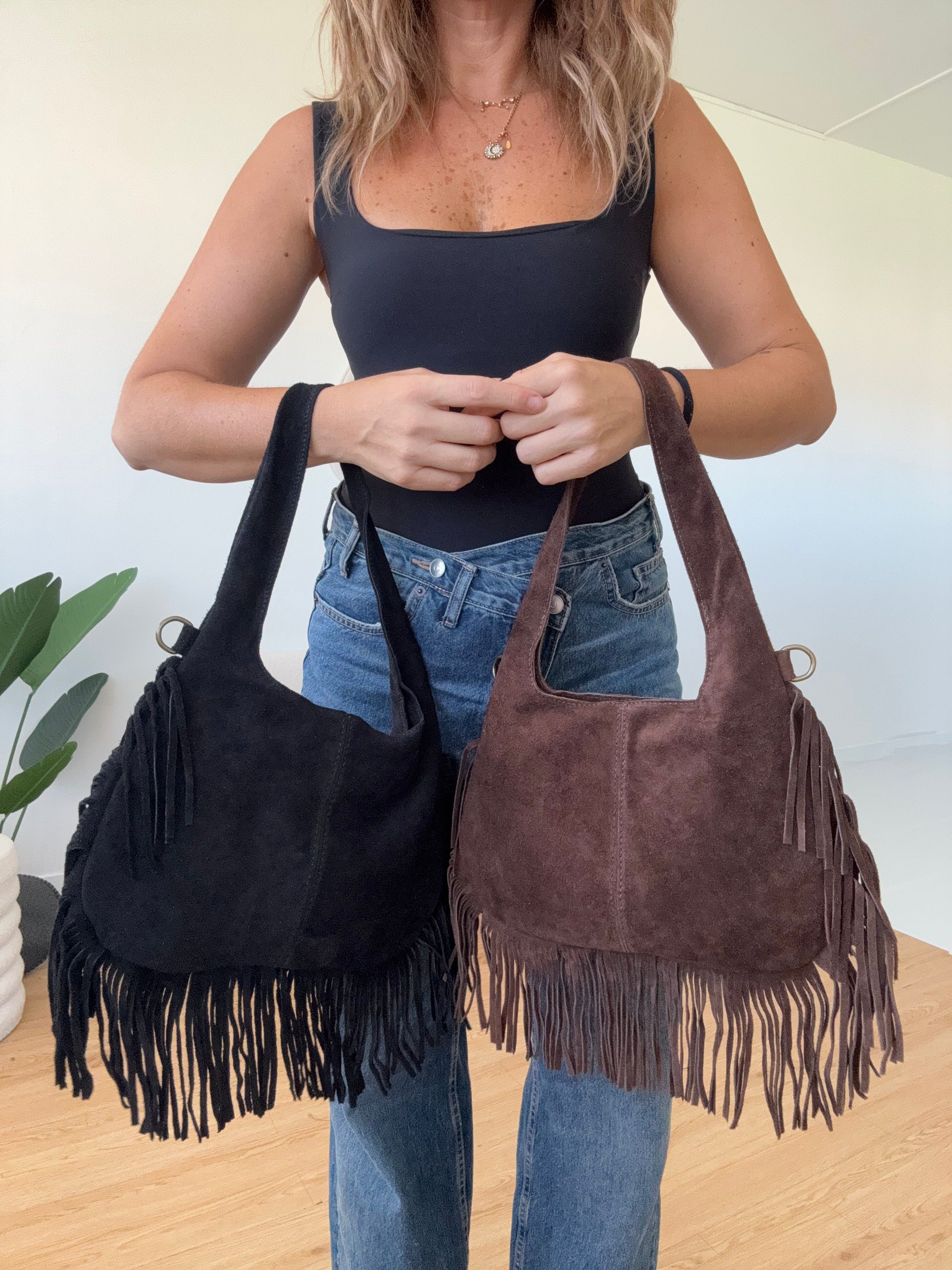 Borsa scamosciata mezza luna con frange vera pelle