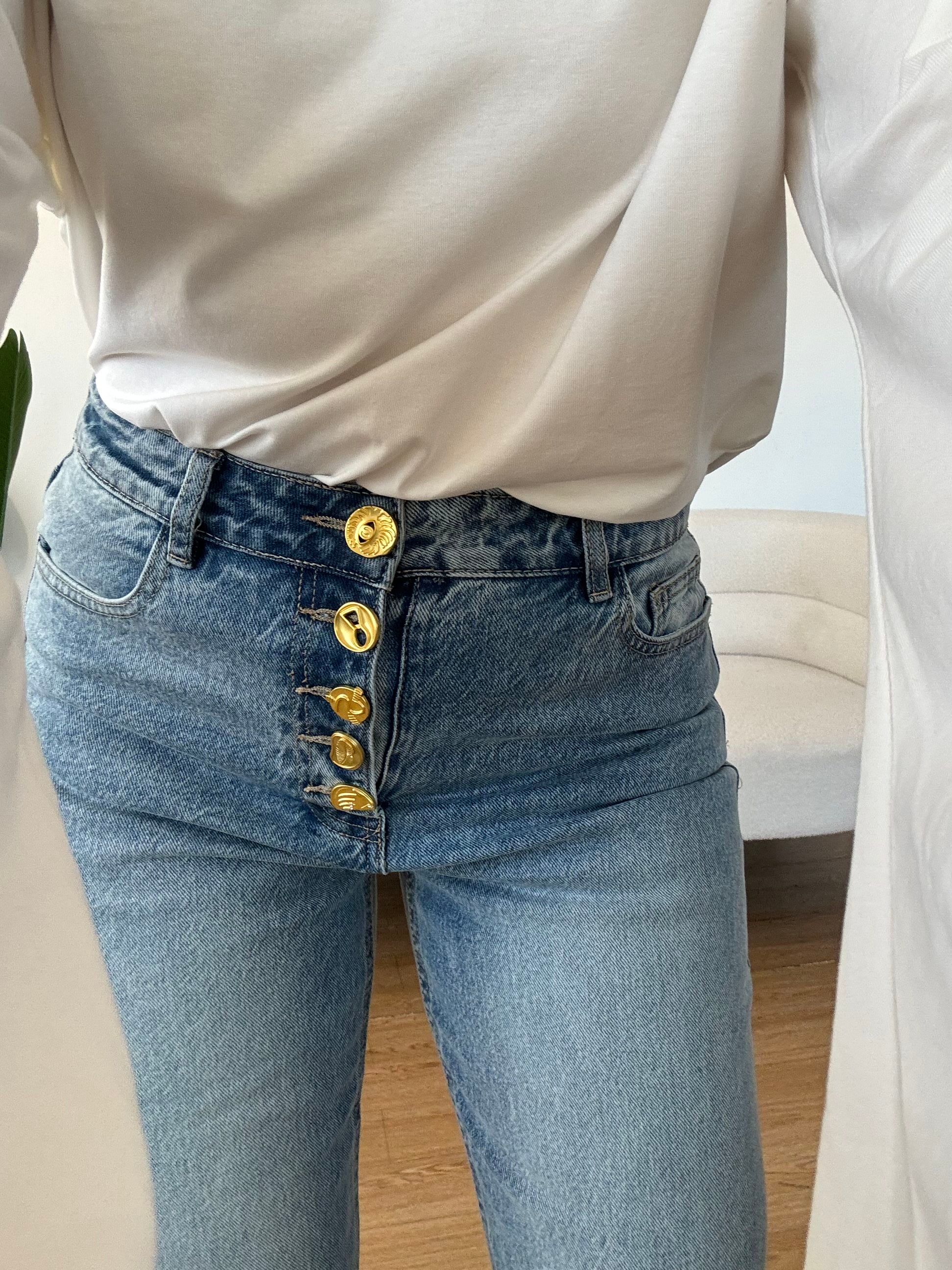Jeans con bottoni dorati