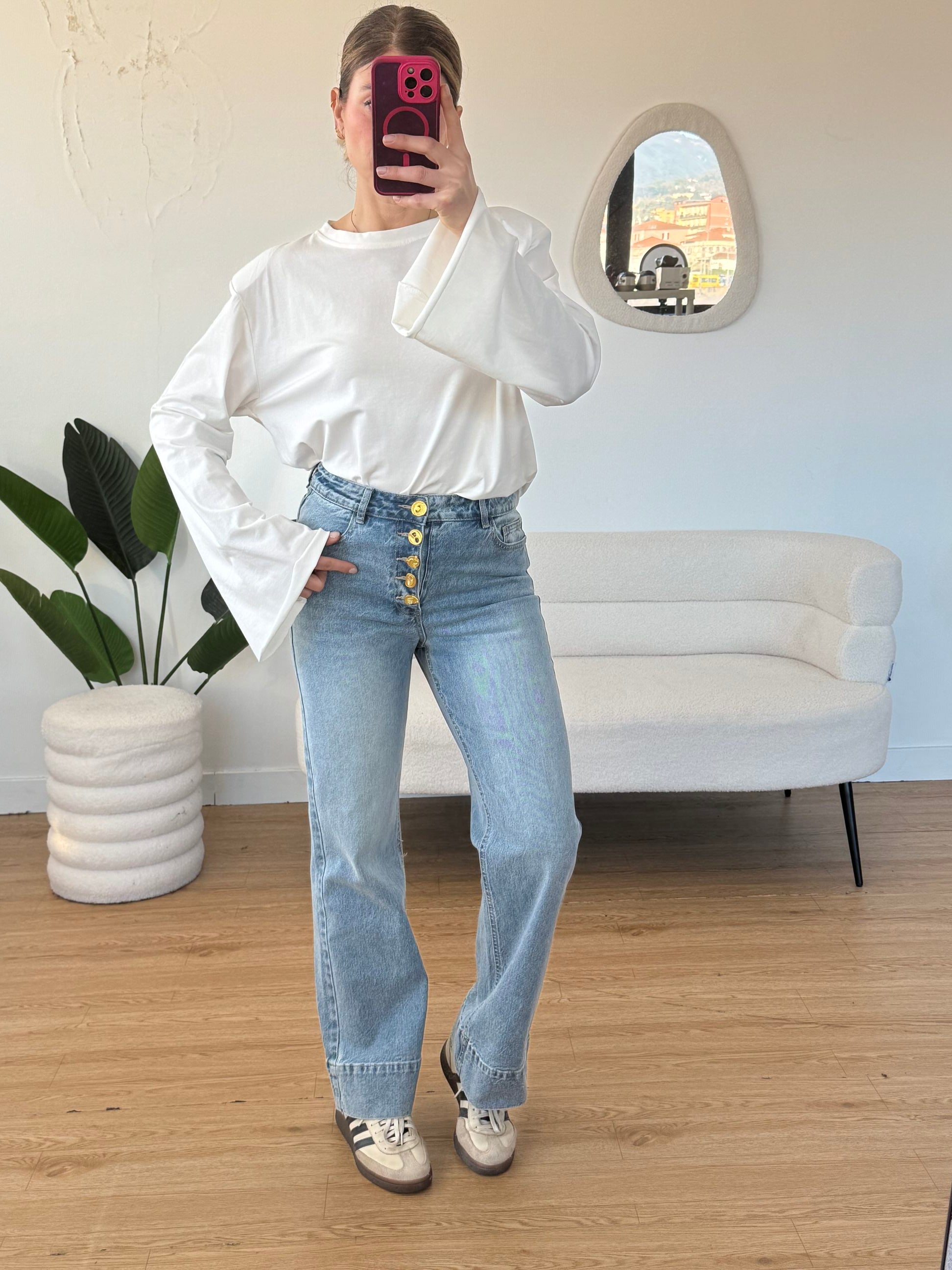 Jeans con bottoni dorati