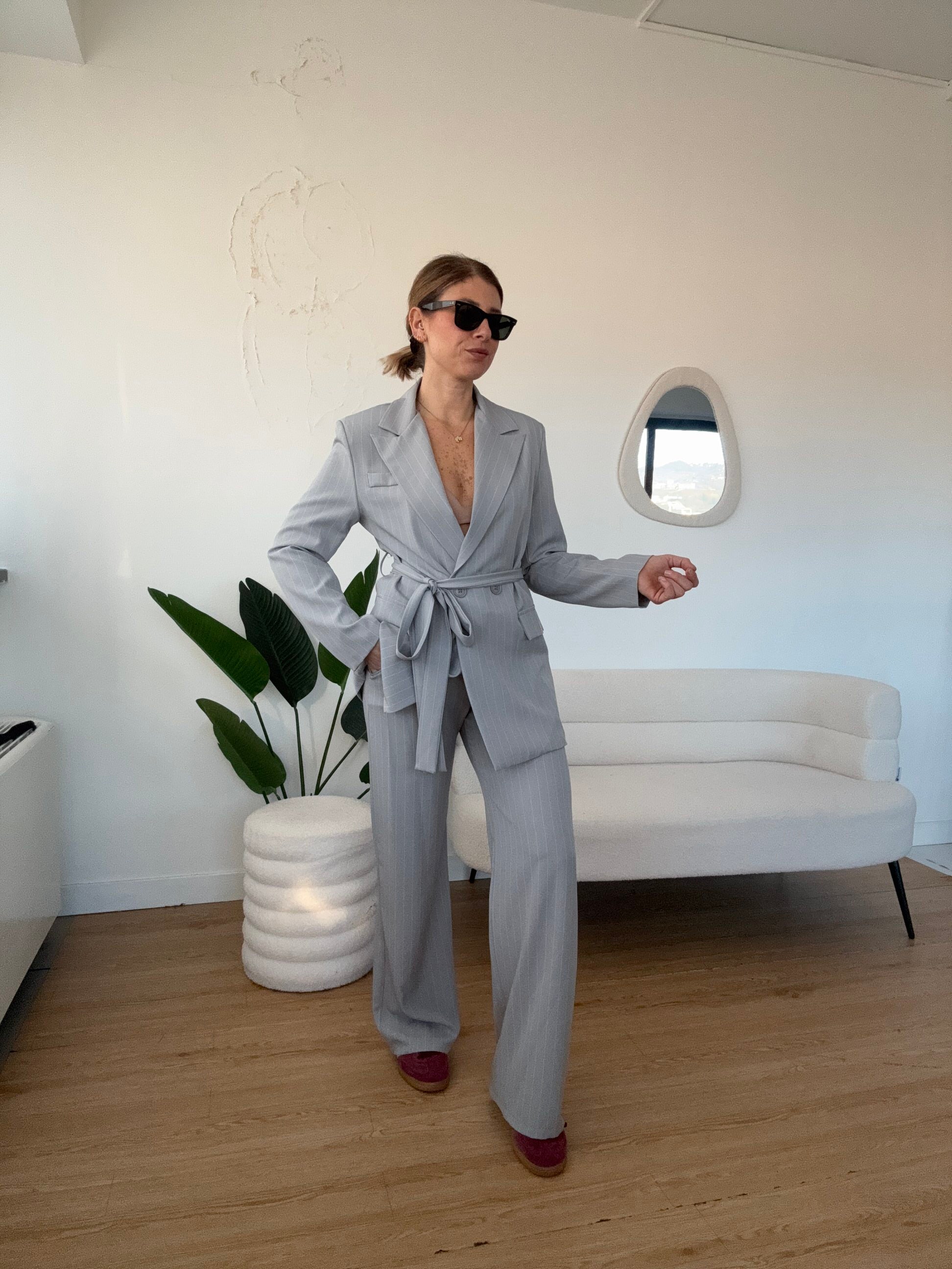 Tailleur gessato con cintura