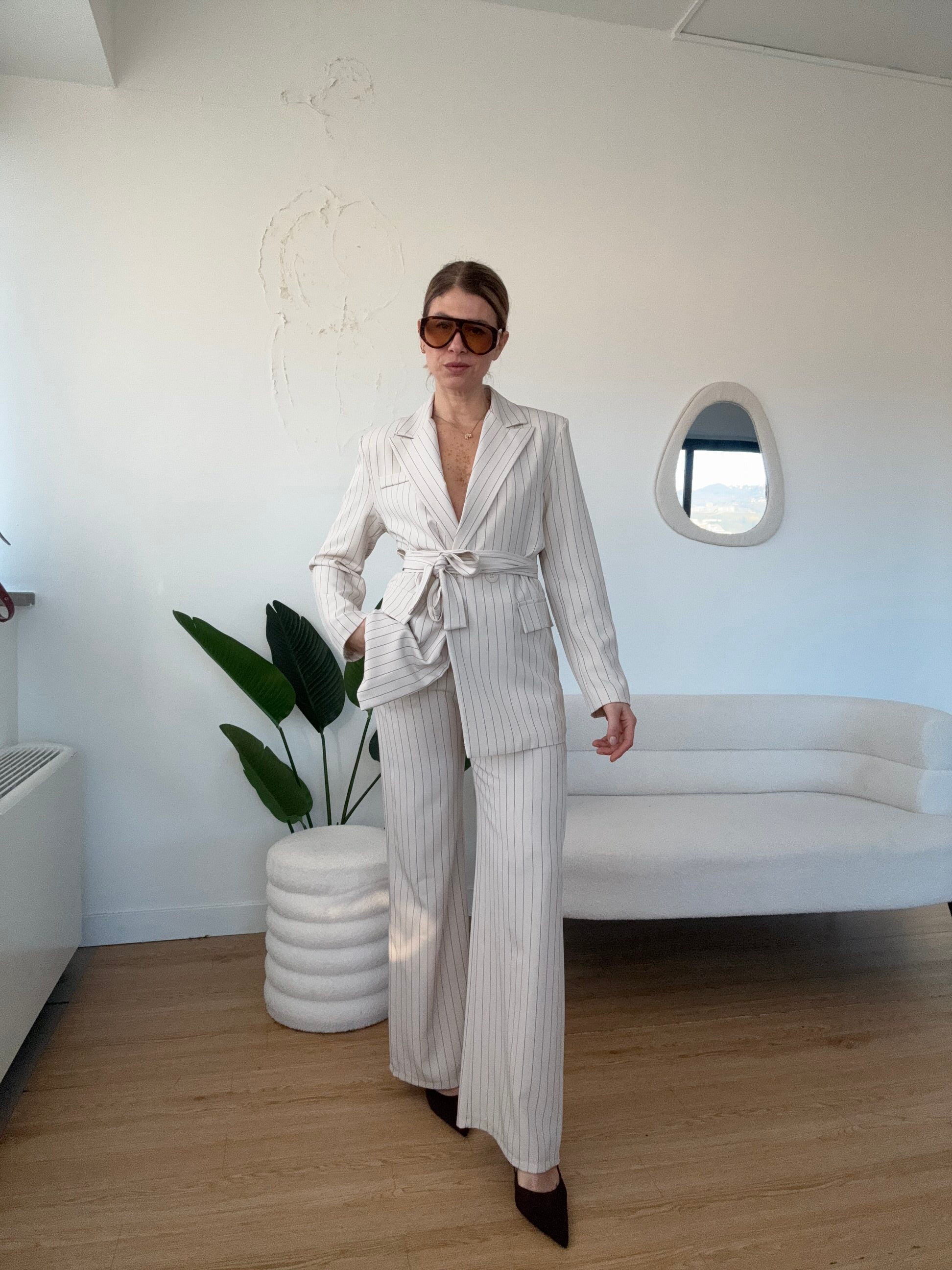 Tailleur gessato con cintura