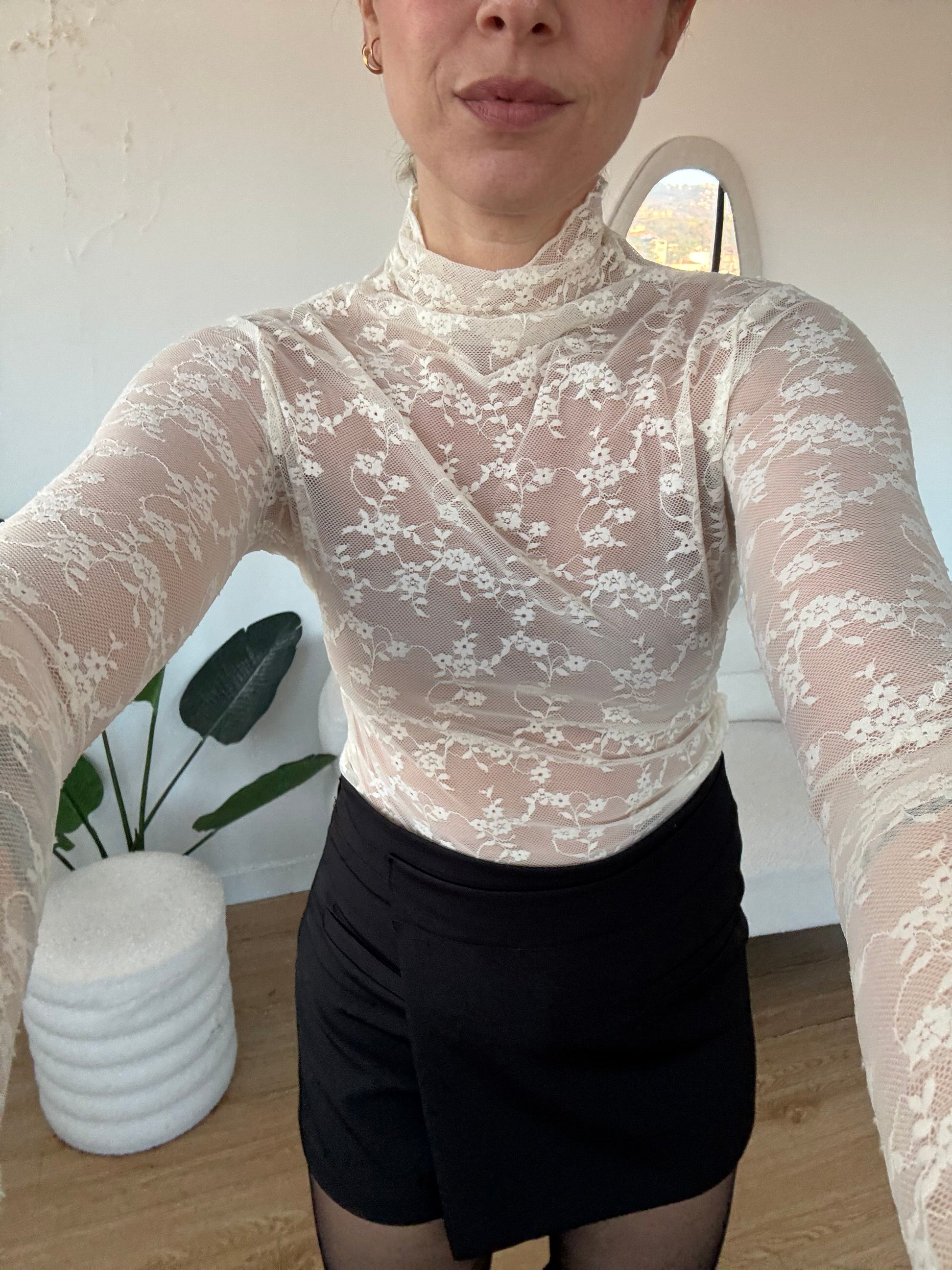 Maglia in pizzo e tulle collo alto