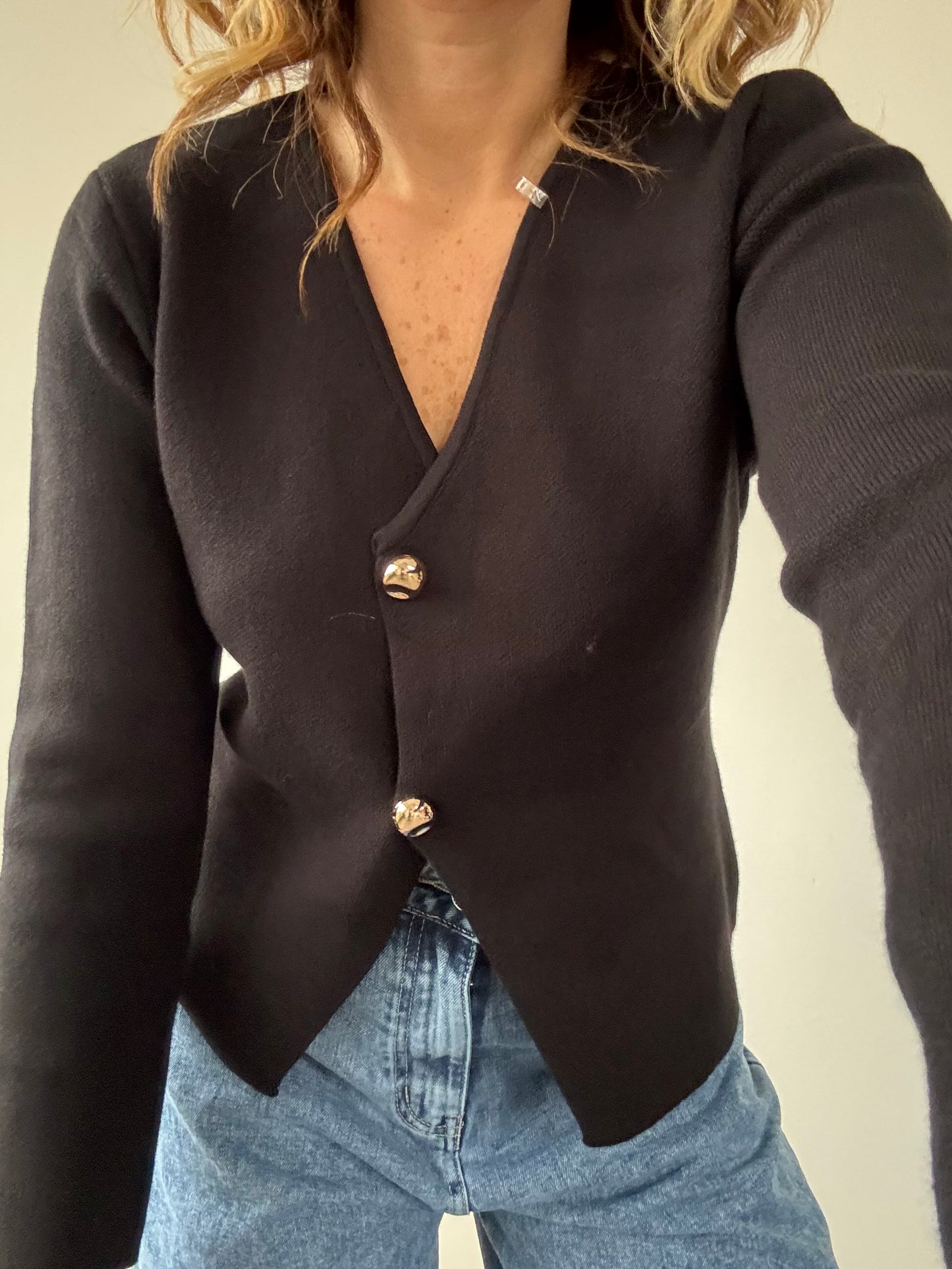 Cardigan con bottoni asimmetrici oro