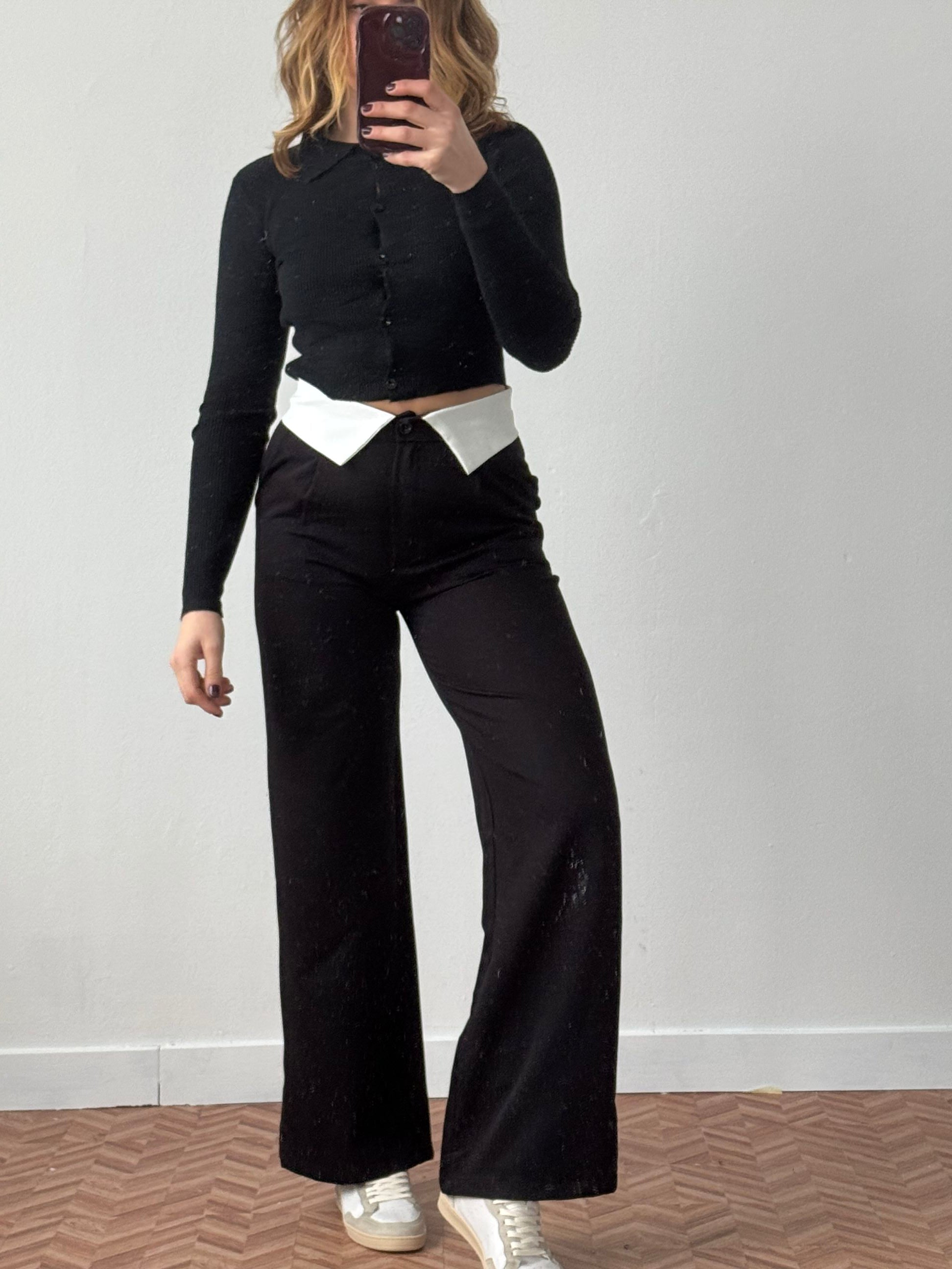 Pantalone a palazzo con risvolto bianco in vita