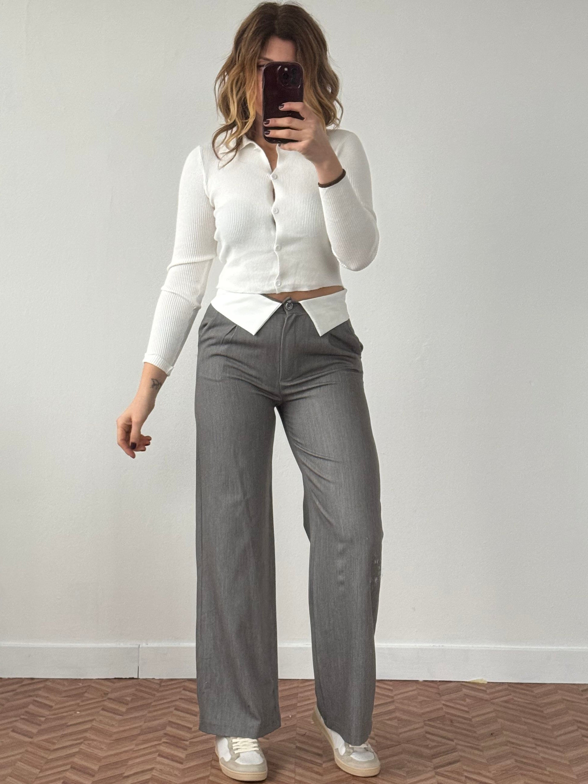 Pantalone a palazzo con risvolto bianco in vita