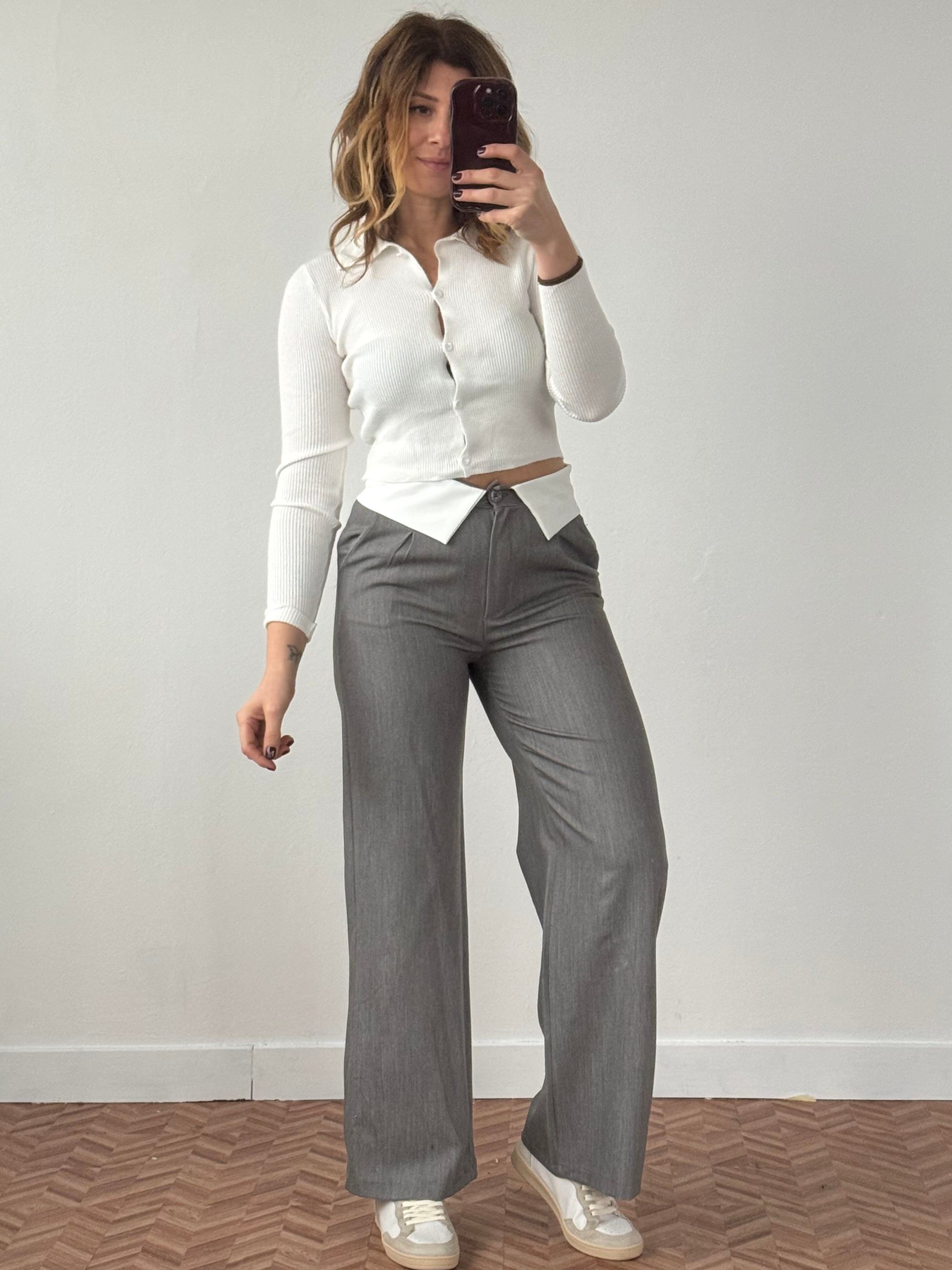 Pantalone a palazzo con risvolto bianco in vita