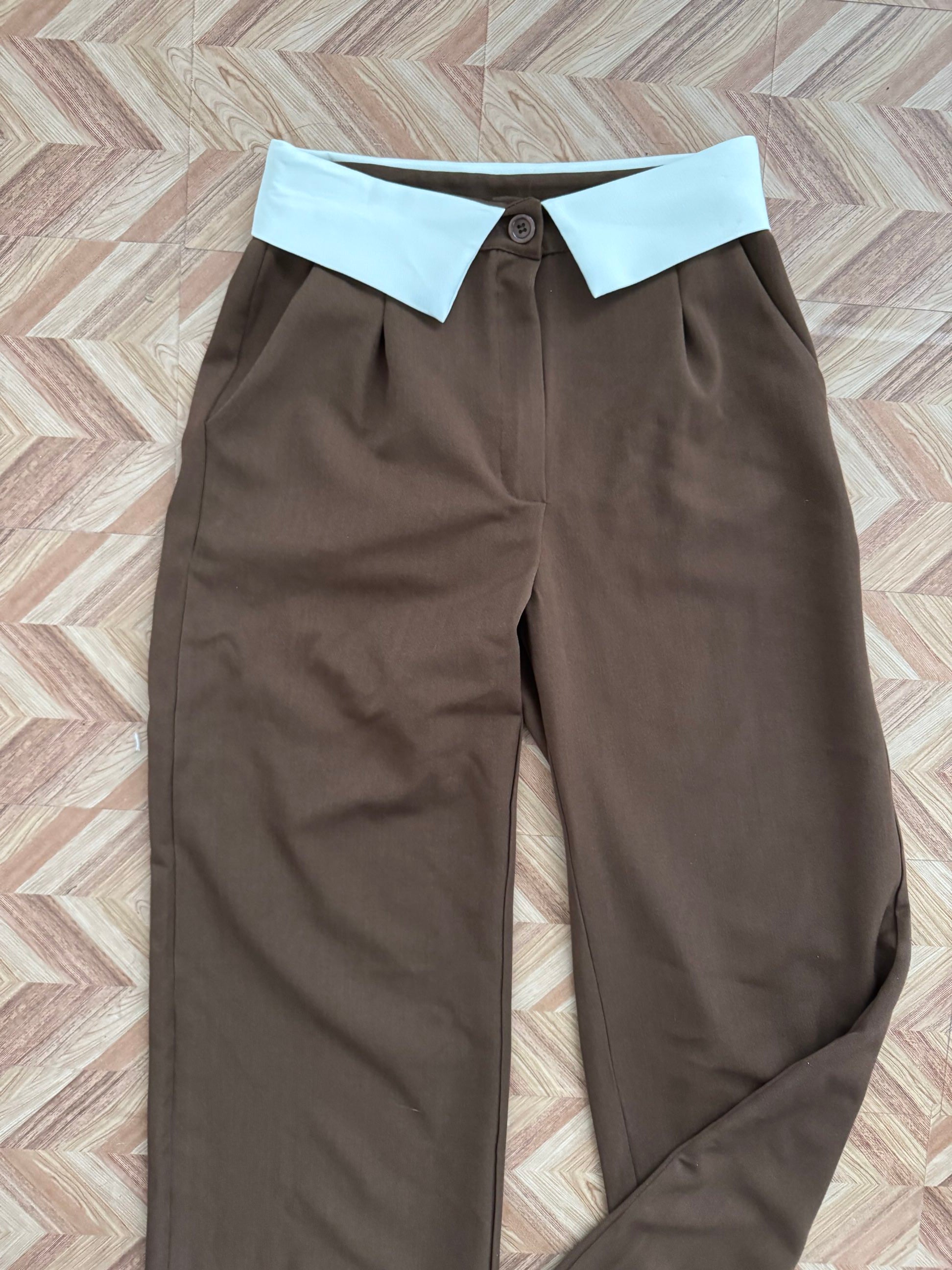 Pantalone a palazzo con risvolto bianco in vita