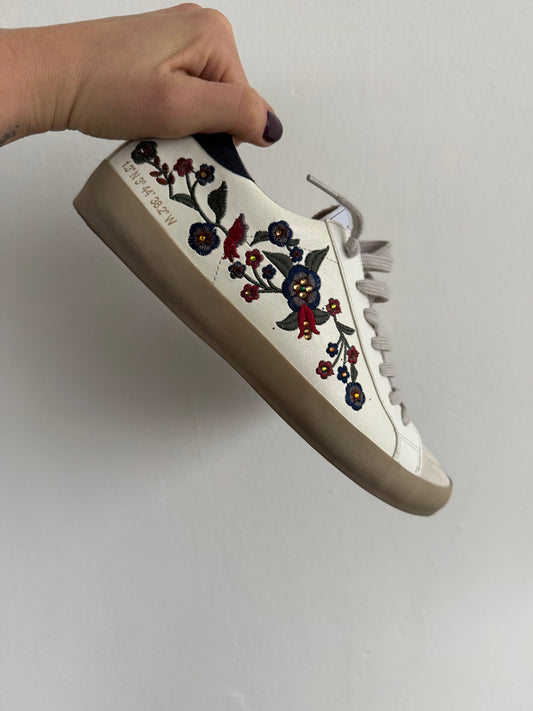 Sneakers ecopelle con fiori ricamati