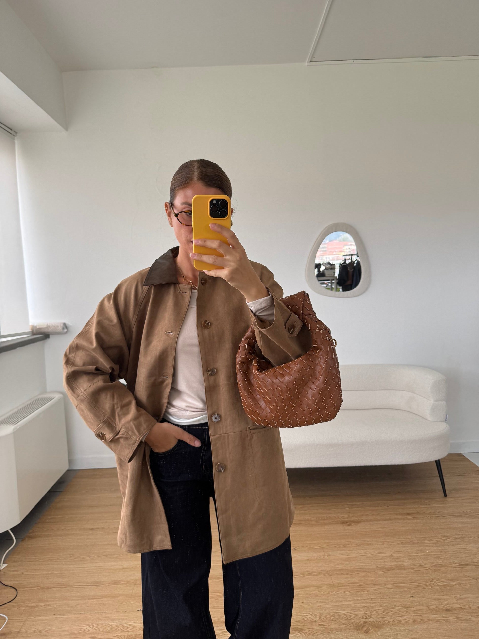 Trench suede oversize colletto a contrasto