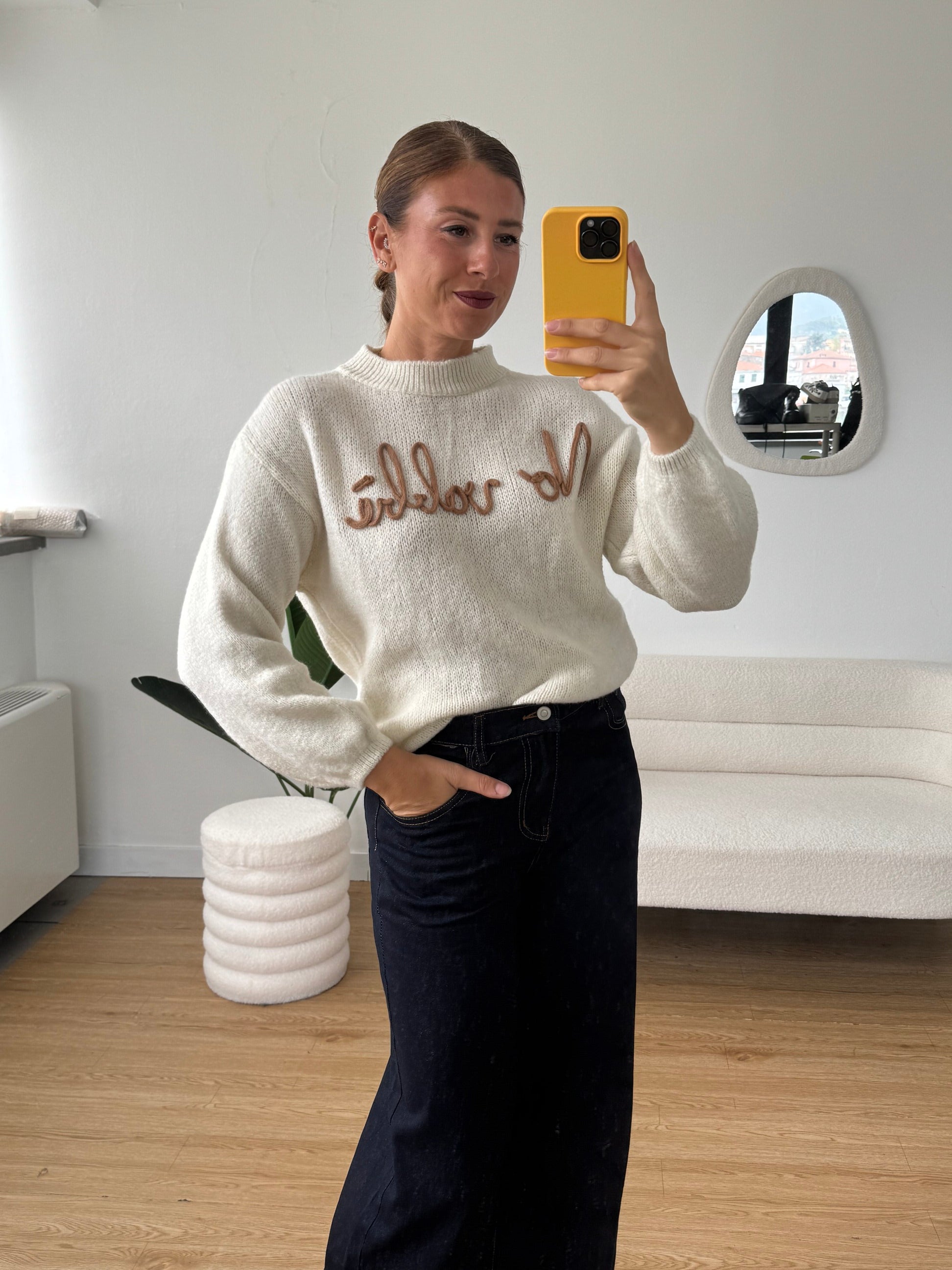 Maglione con scritta ricamata "no vabbè"