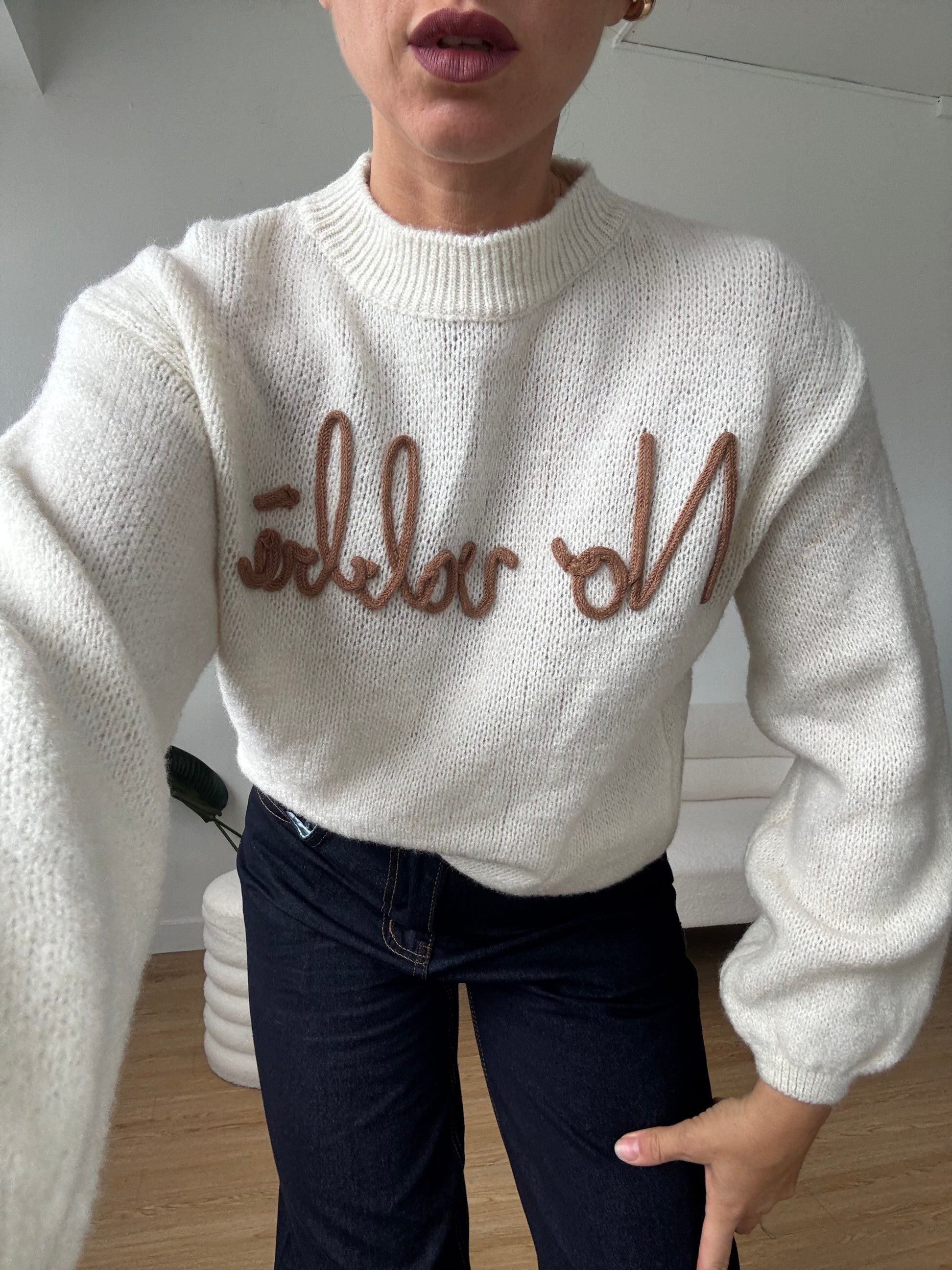 Maglione con scritta ricamata "no vabbè"