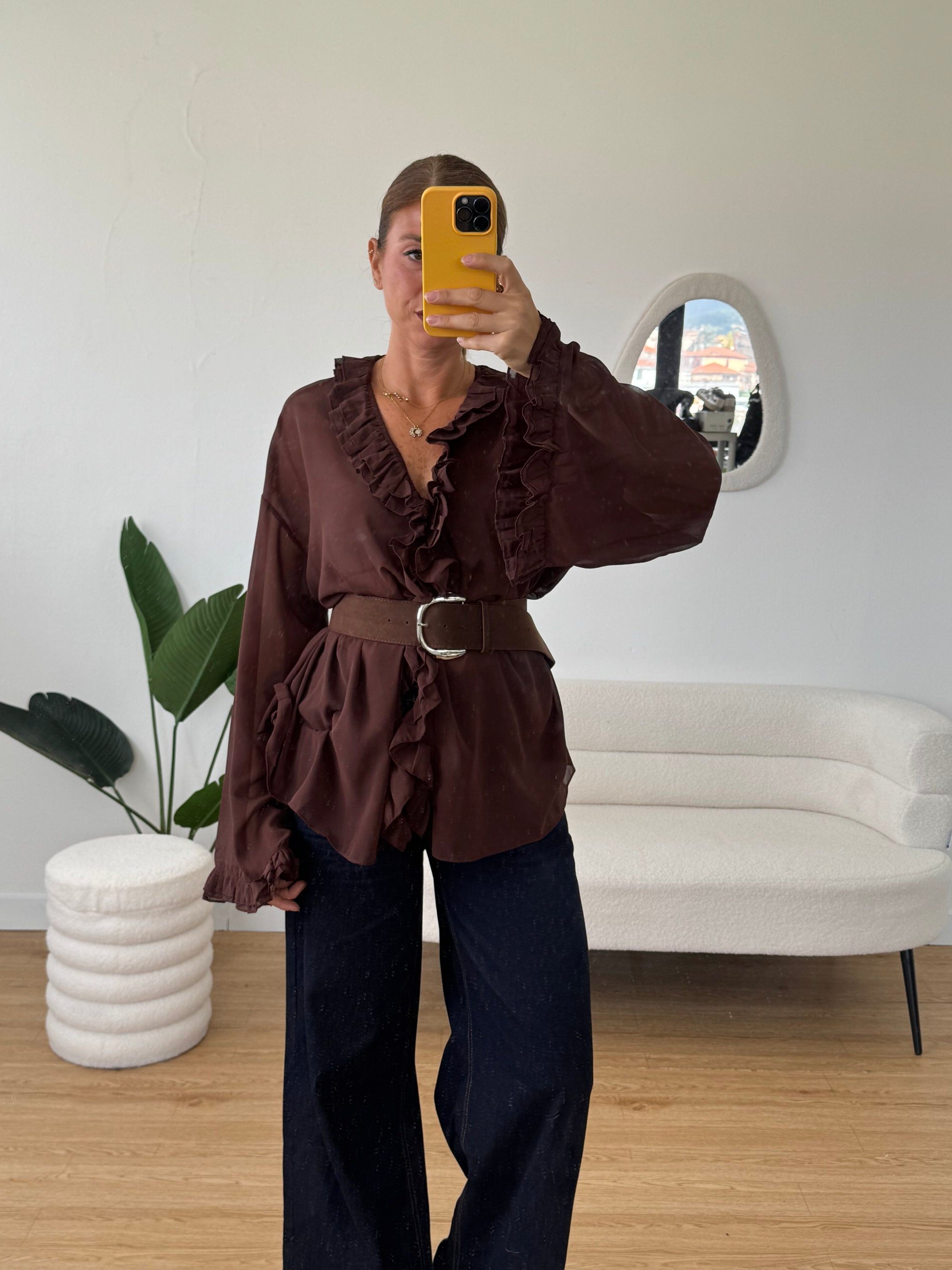 Camicia marrone con volant e maxi cintura