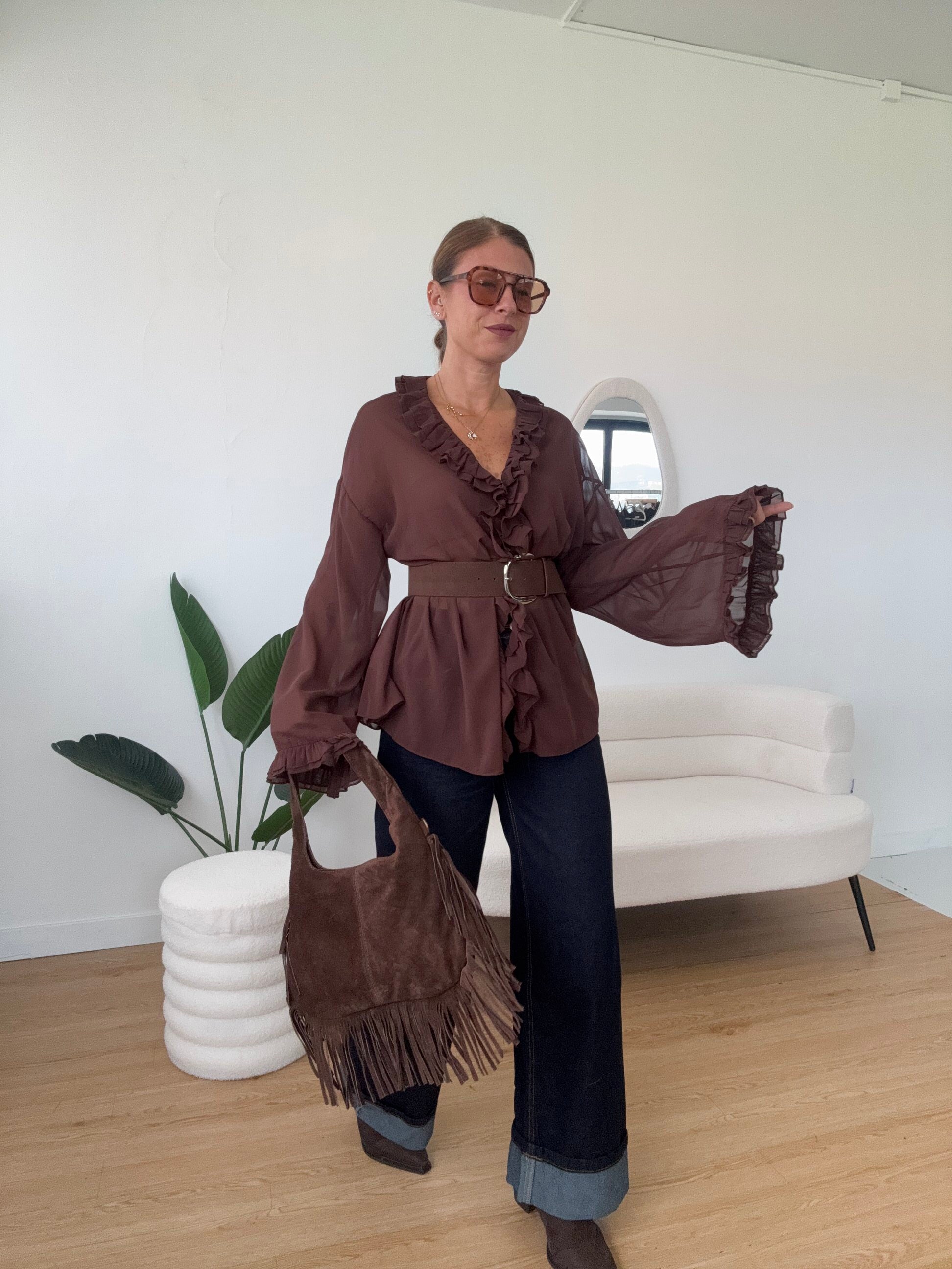 Camicia marrone con volant e maxi cintura