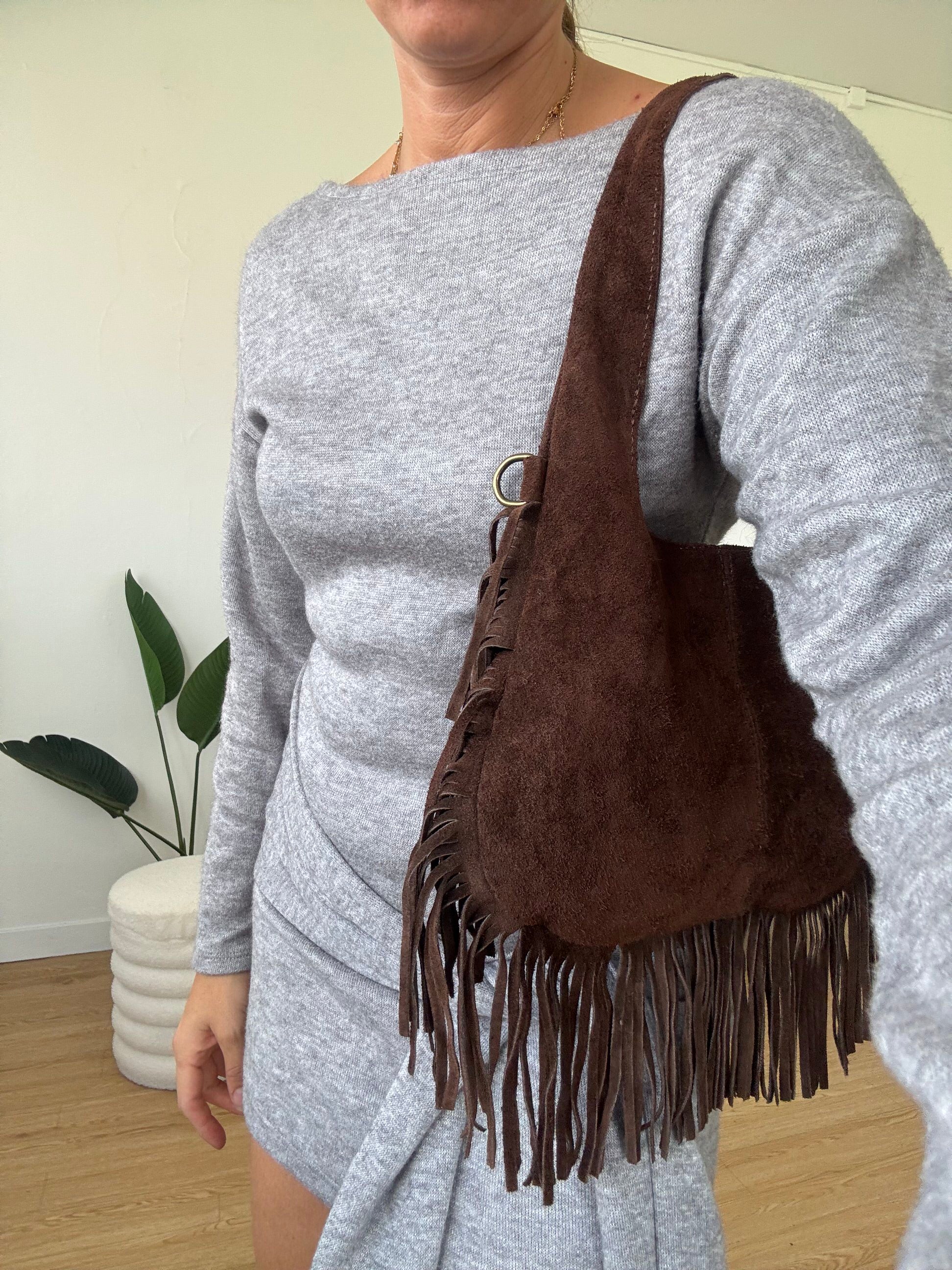 Borsa scamosciata mezza luna con frange vera pelle