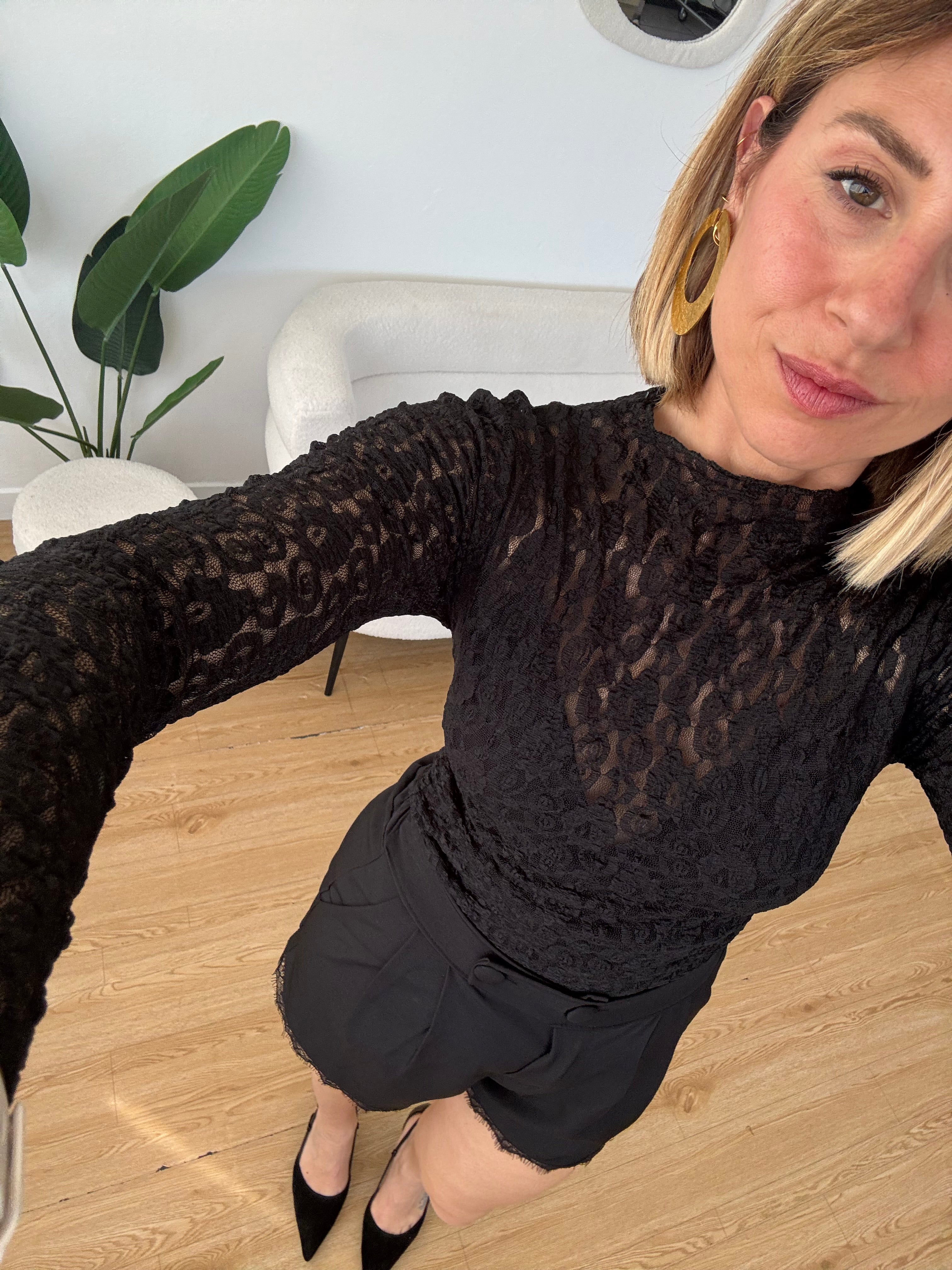 Top in pizzo con corpetto imbottito