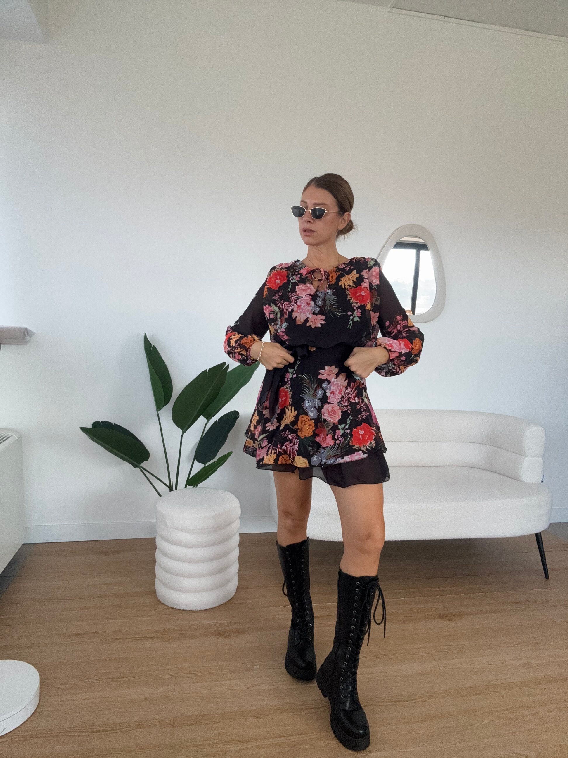 Abito a fiori con spalline ed elastico in vita