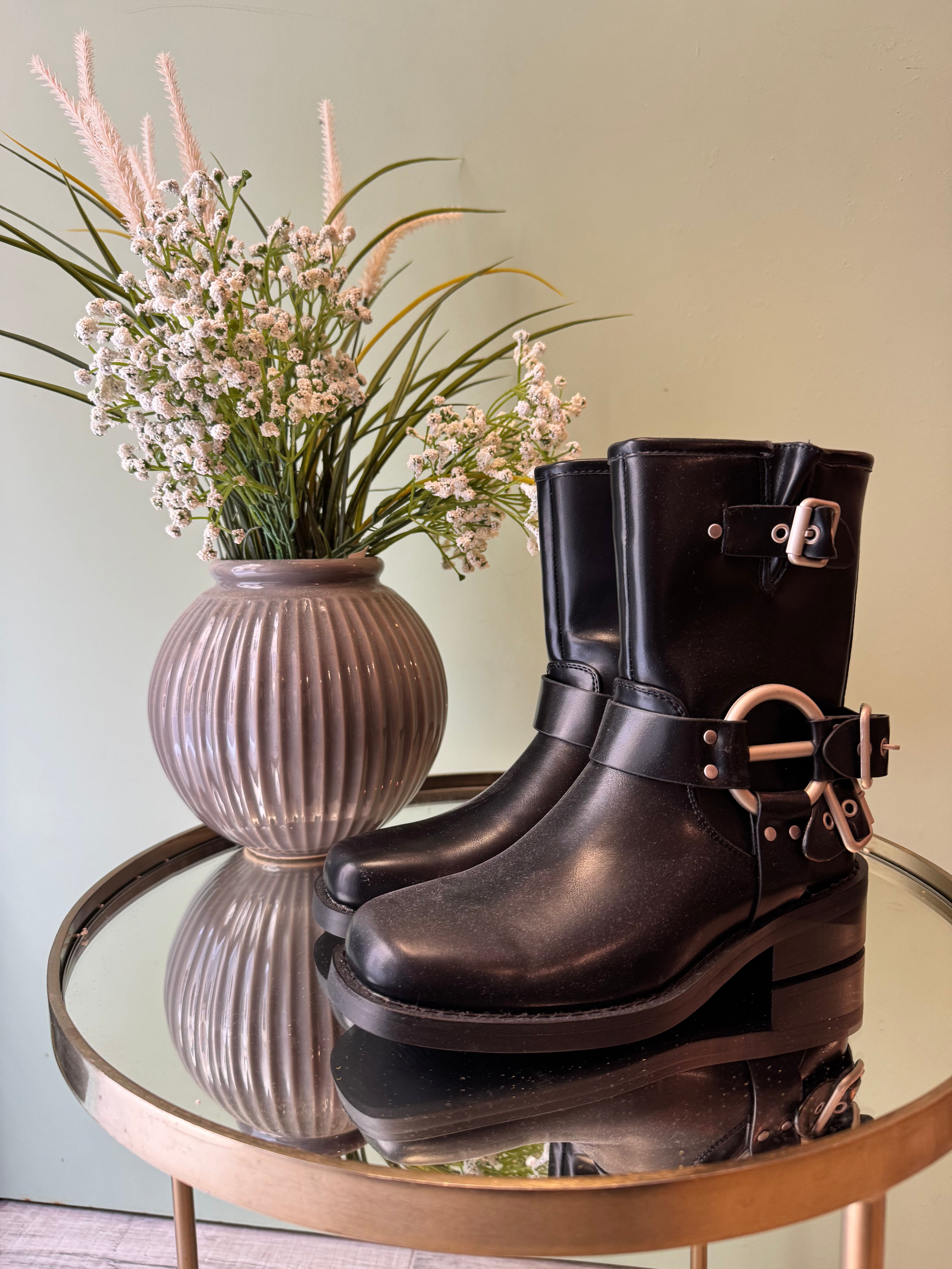 Stivaletto basso con fibbie