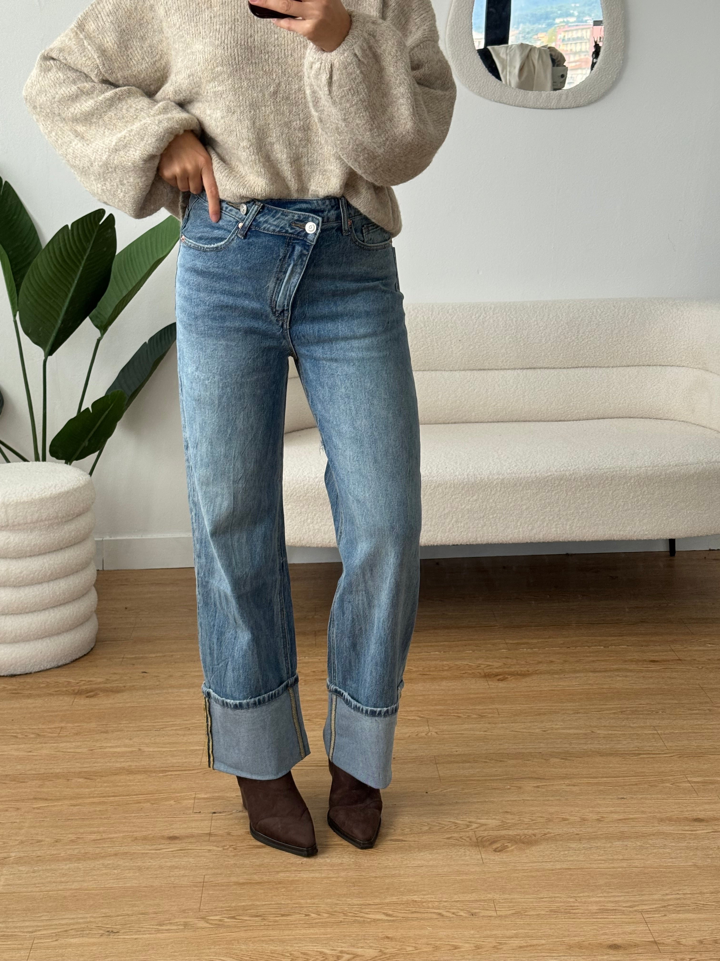 Jeans chiusura asimmetrica con maxi risvolto