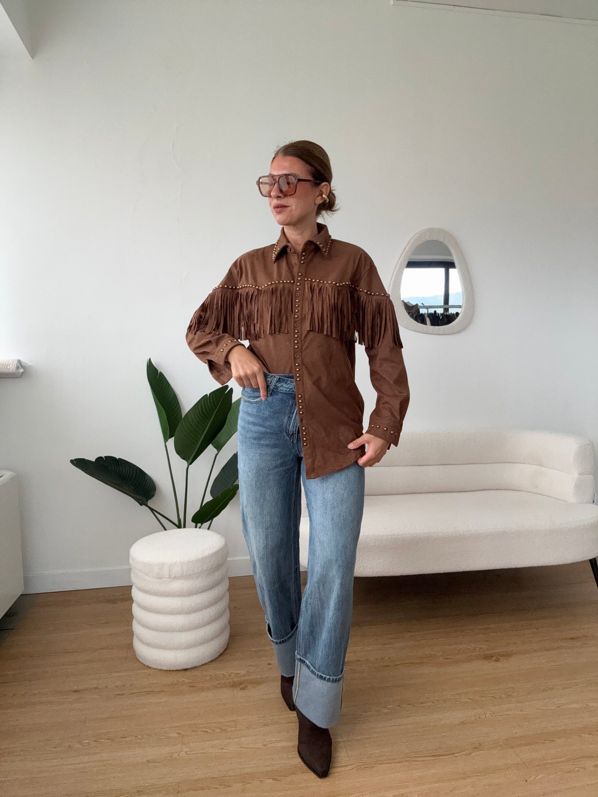 Camicia scamosciata con frange e borchie dorate