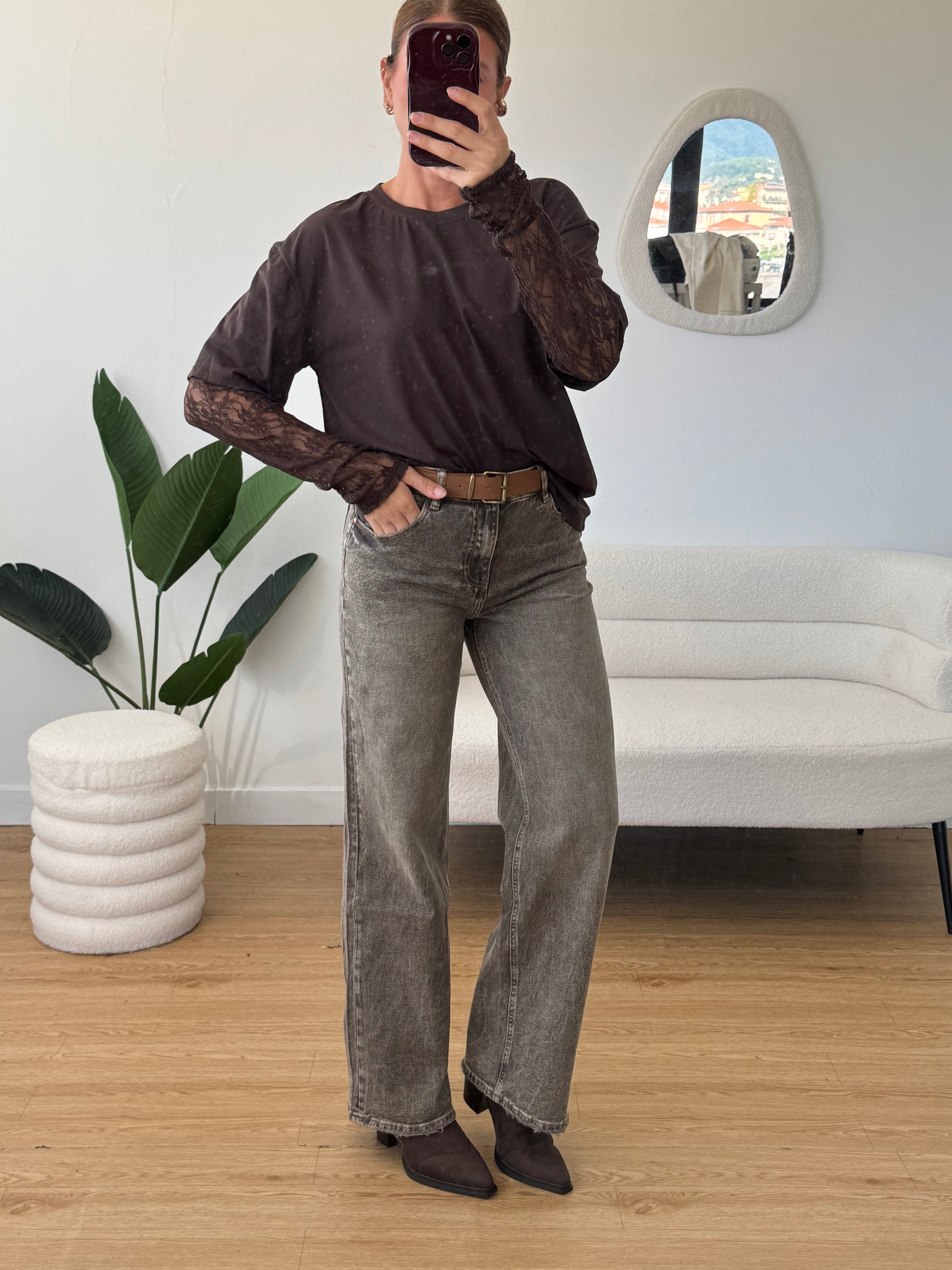 Jeans sabbiato modello straight con cintura