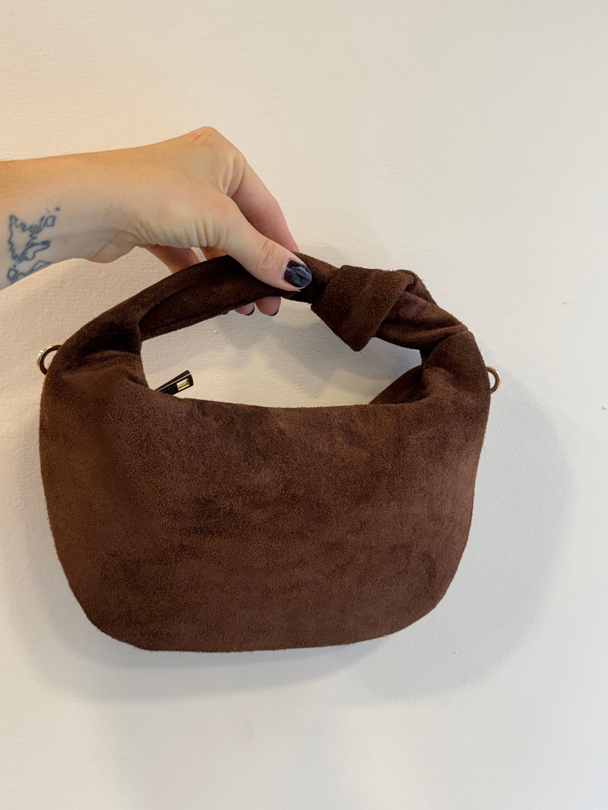 Borsa scamosciata mezza luna con nodo