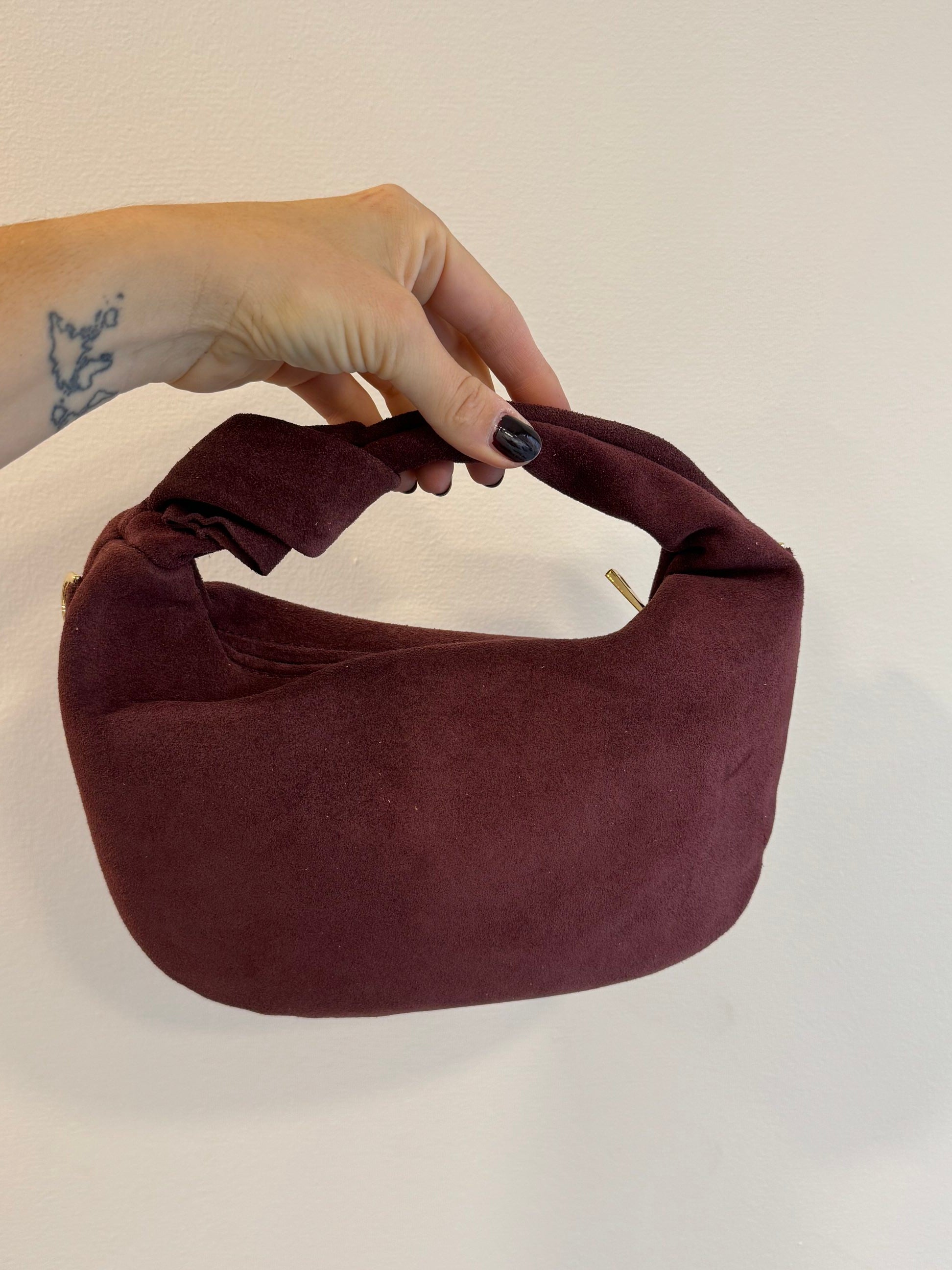 Borsa scamosciata mezza luna con nodo