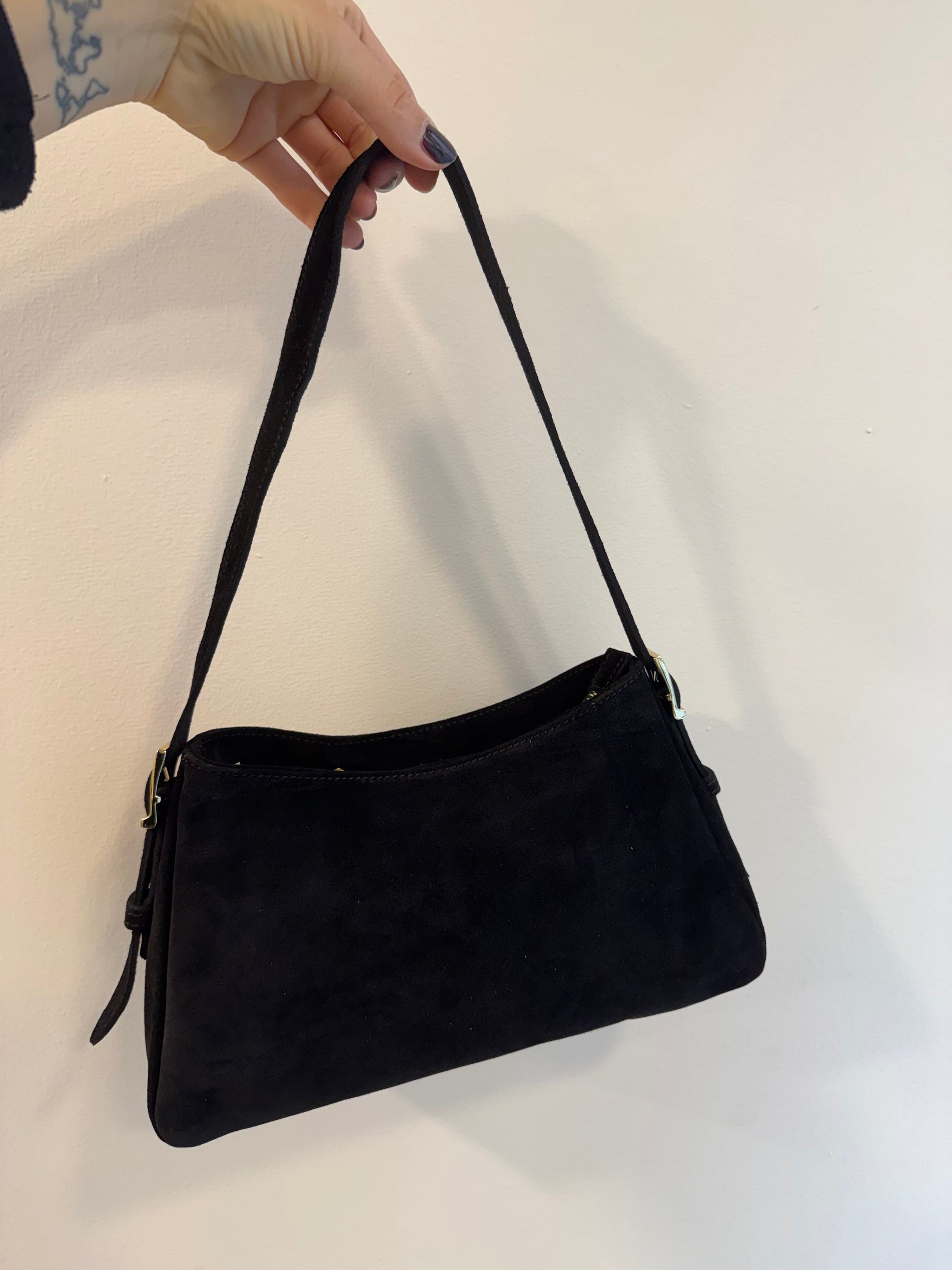 Borsa scamosciata con fibbie laterali tracolla regolabile