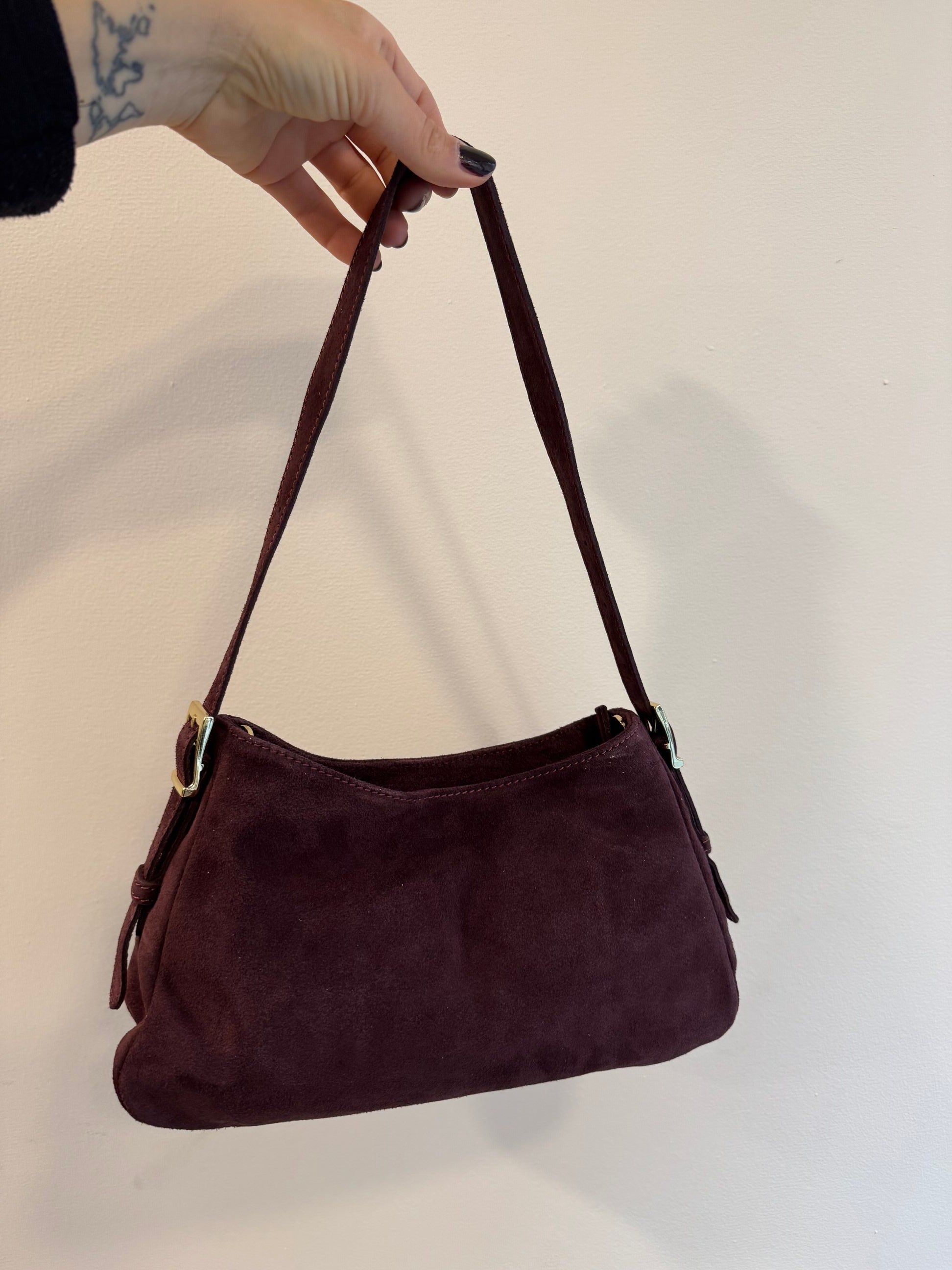 Borsa scamosciata con fibbie laterali tracolla regolabile