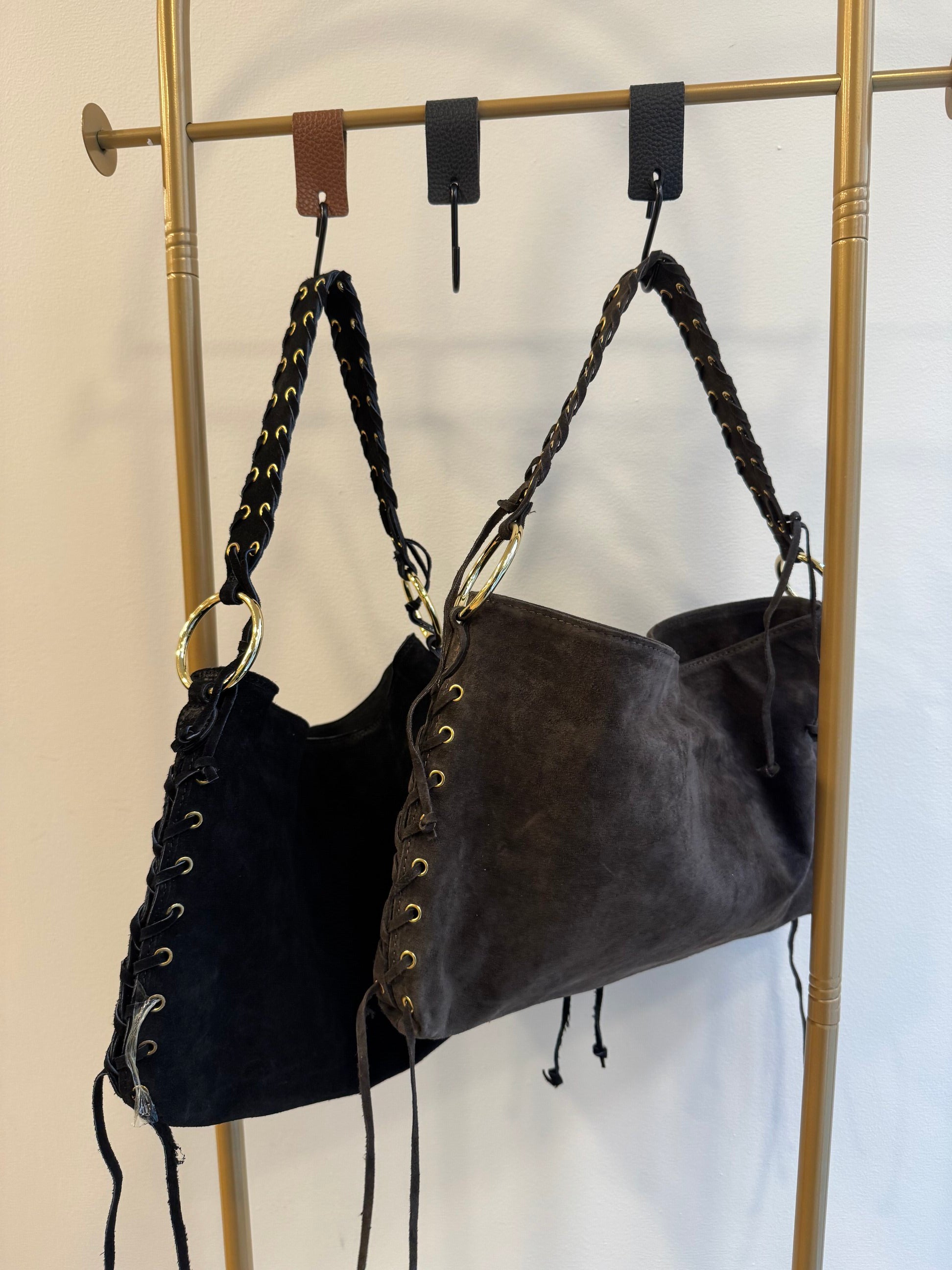 Borsa scamosciata con lacci intrecciati